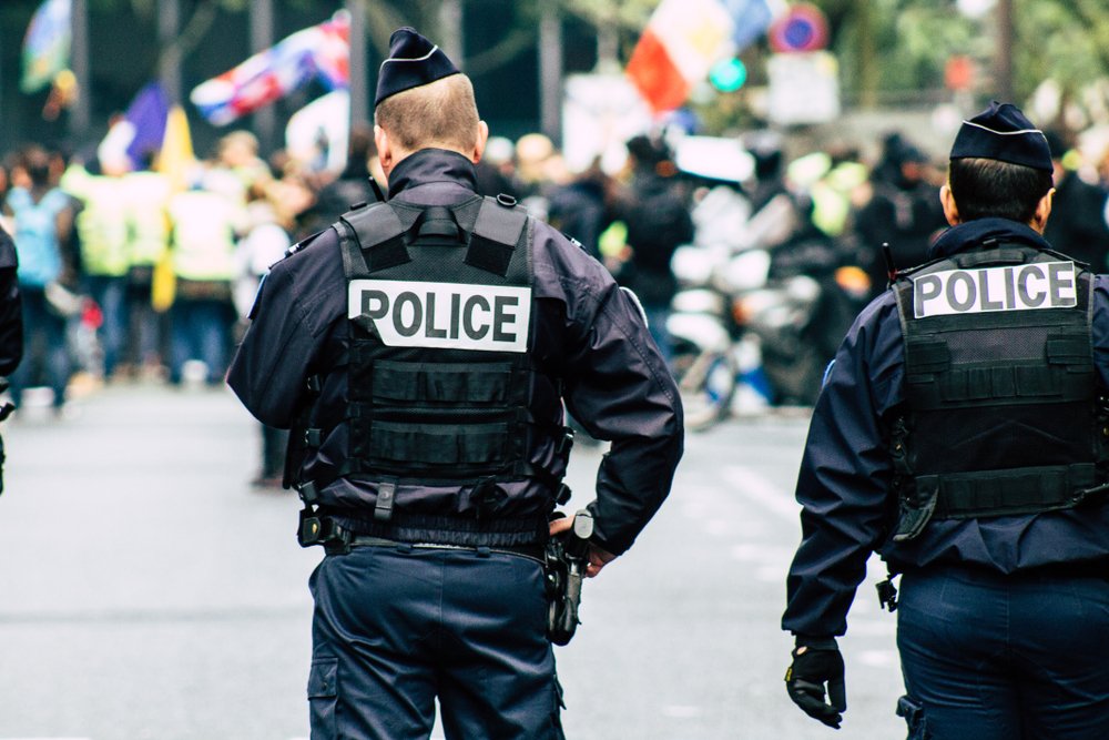 Des policiers vu de derrière. ǀ Source : Shutterstock