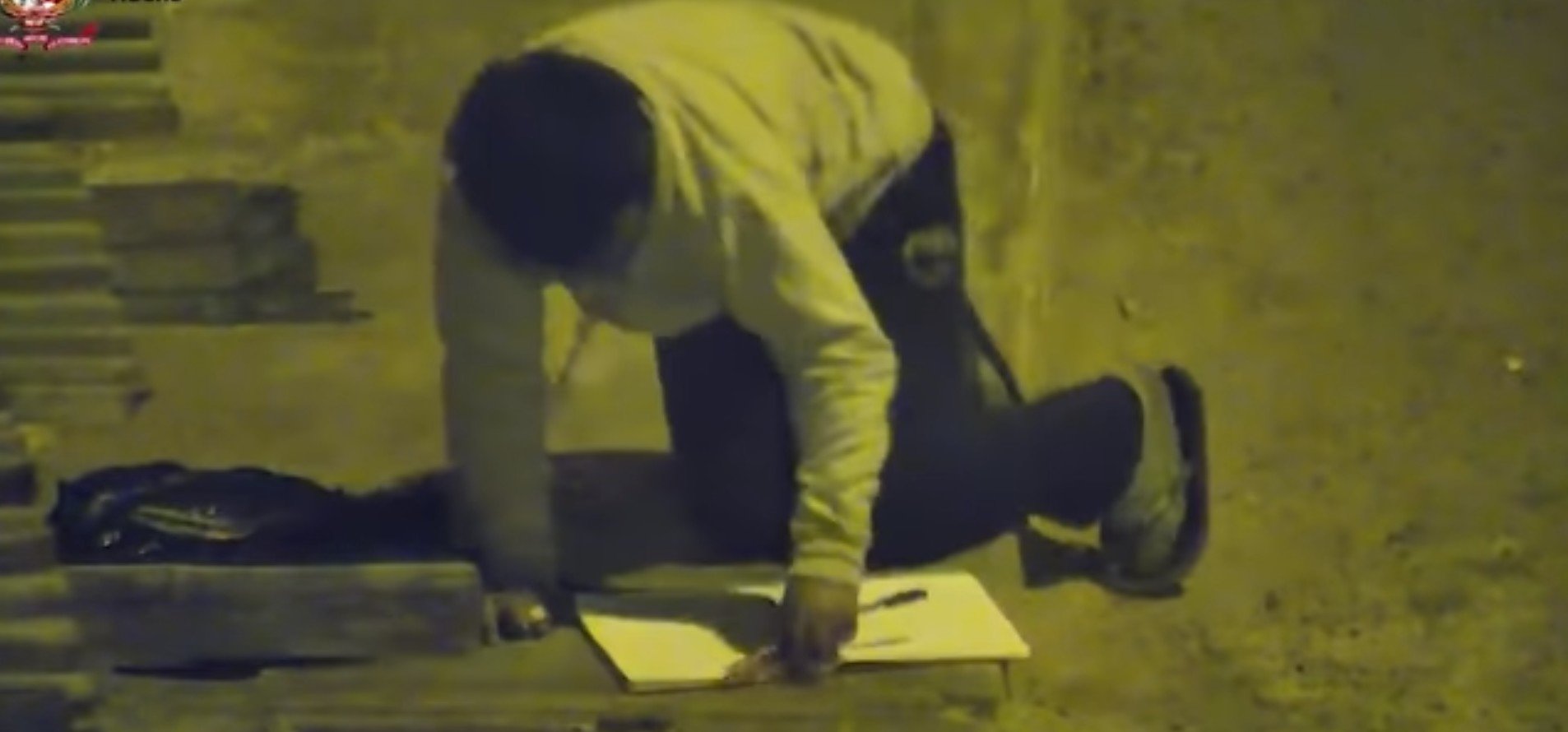 Victor étudiant à la lumière d'un réverbère. l Source: YouTube/L'Obs Victor étudiant à la lumière d'un réverbère. l Source: YouTube/L'Obs
