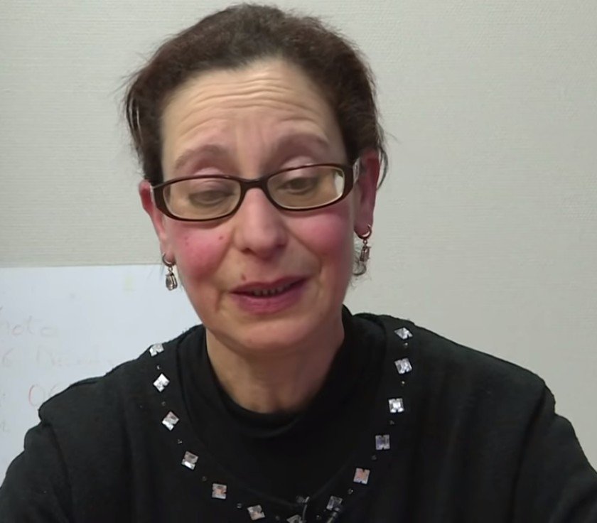 Saïda parle des terribles conditions de vie de ses proches. l Source: YouTube/L'Obs