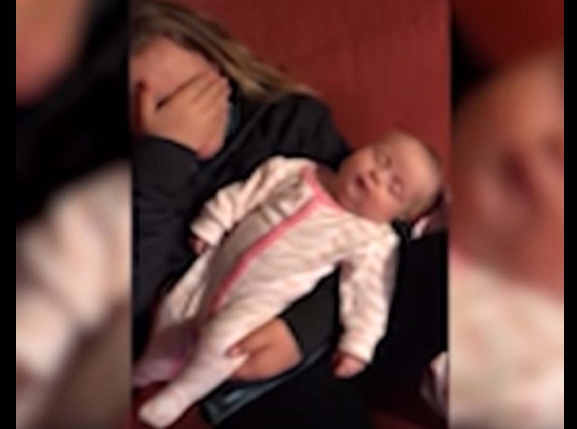 Allie émue aux larmes. l Source: YouTube/USATODAY Allie émue aux larmes. l Source: YouTube/USATODAY