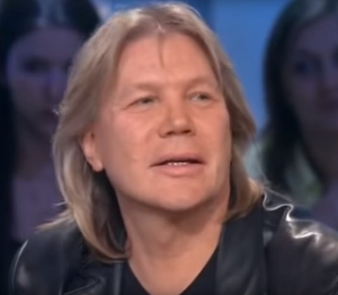 Patrick Juvet sur le plateau de "Tout le monde en parle". l Sour ce : YouTube/Ina Talk Shows Patrick Juvet sur le plateau de "Tout le monde en parle". l Sour ce : YouTube/Ina Talk Shows