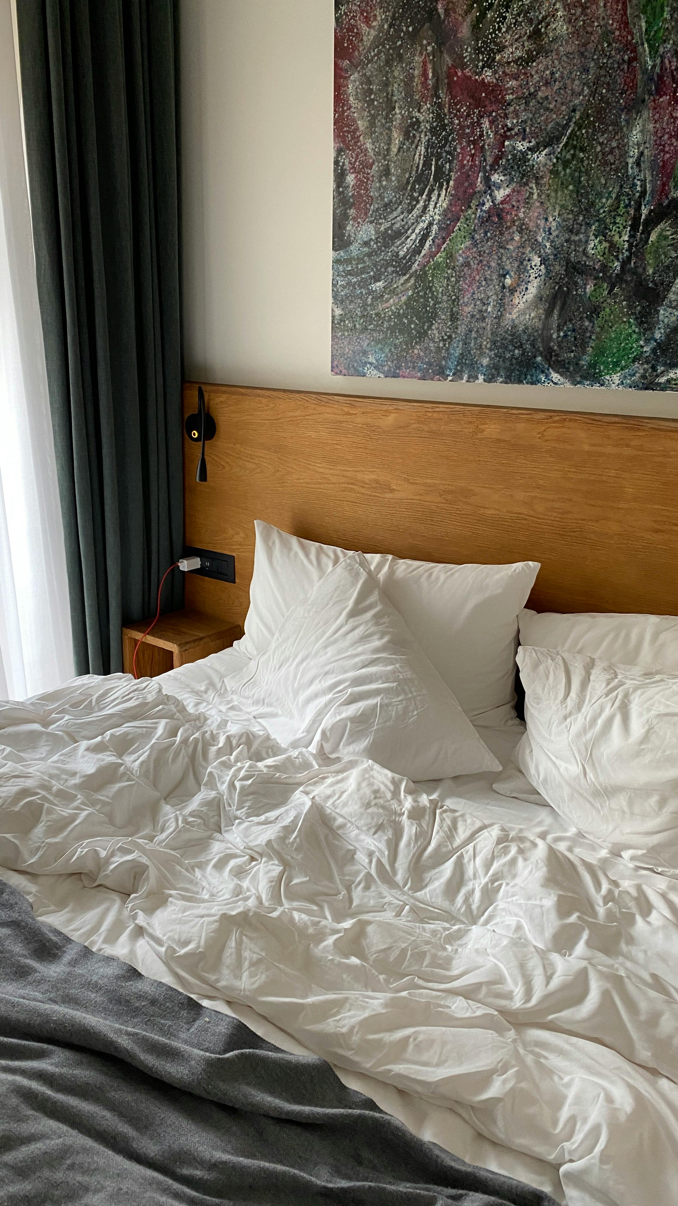 A bed with crisp white pillows and sheets | Source: Pexels