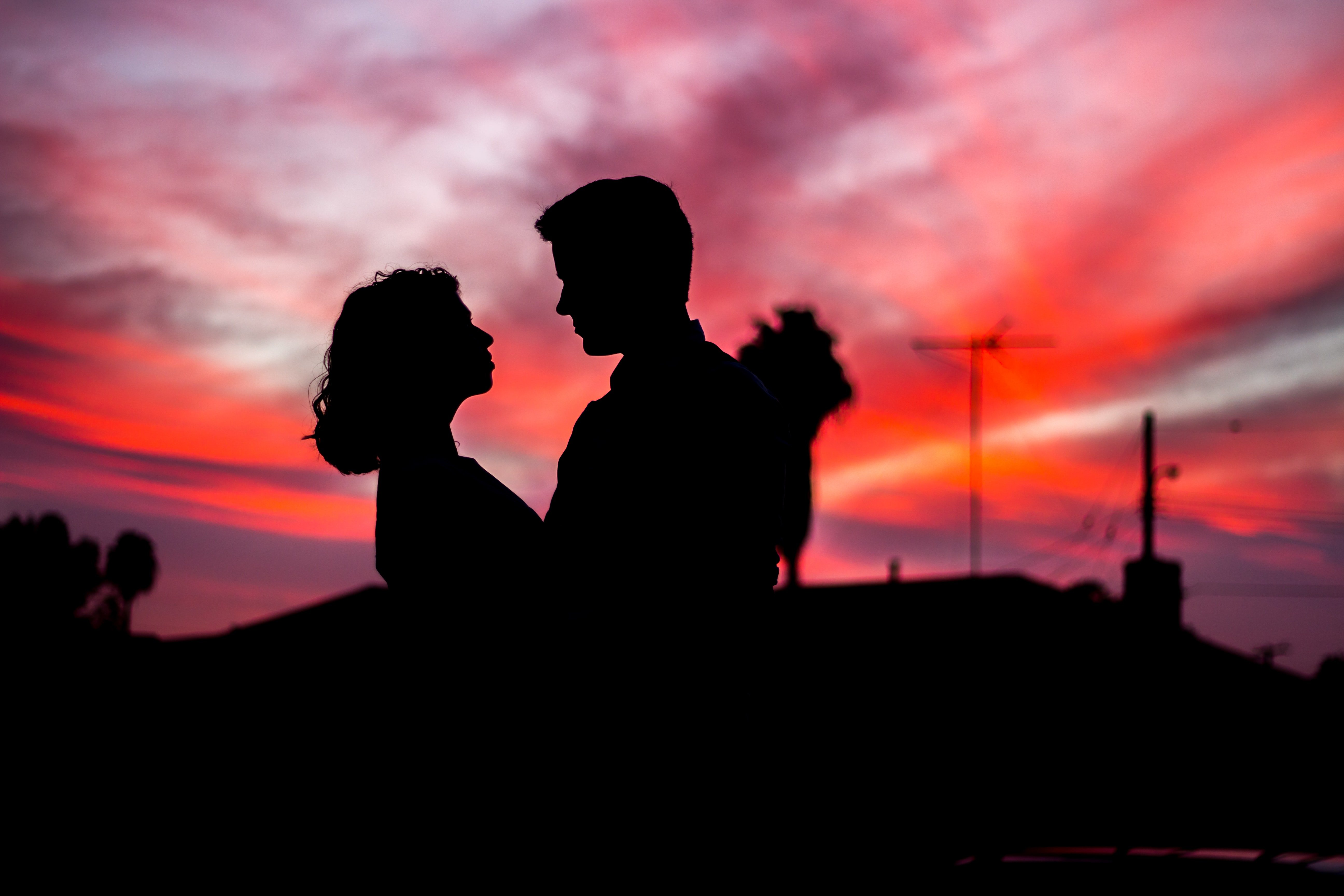 Couple silhouetted in sunset | Unsplash