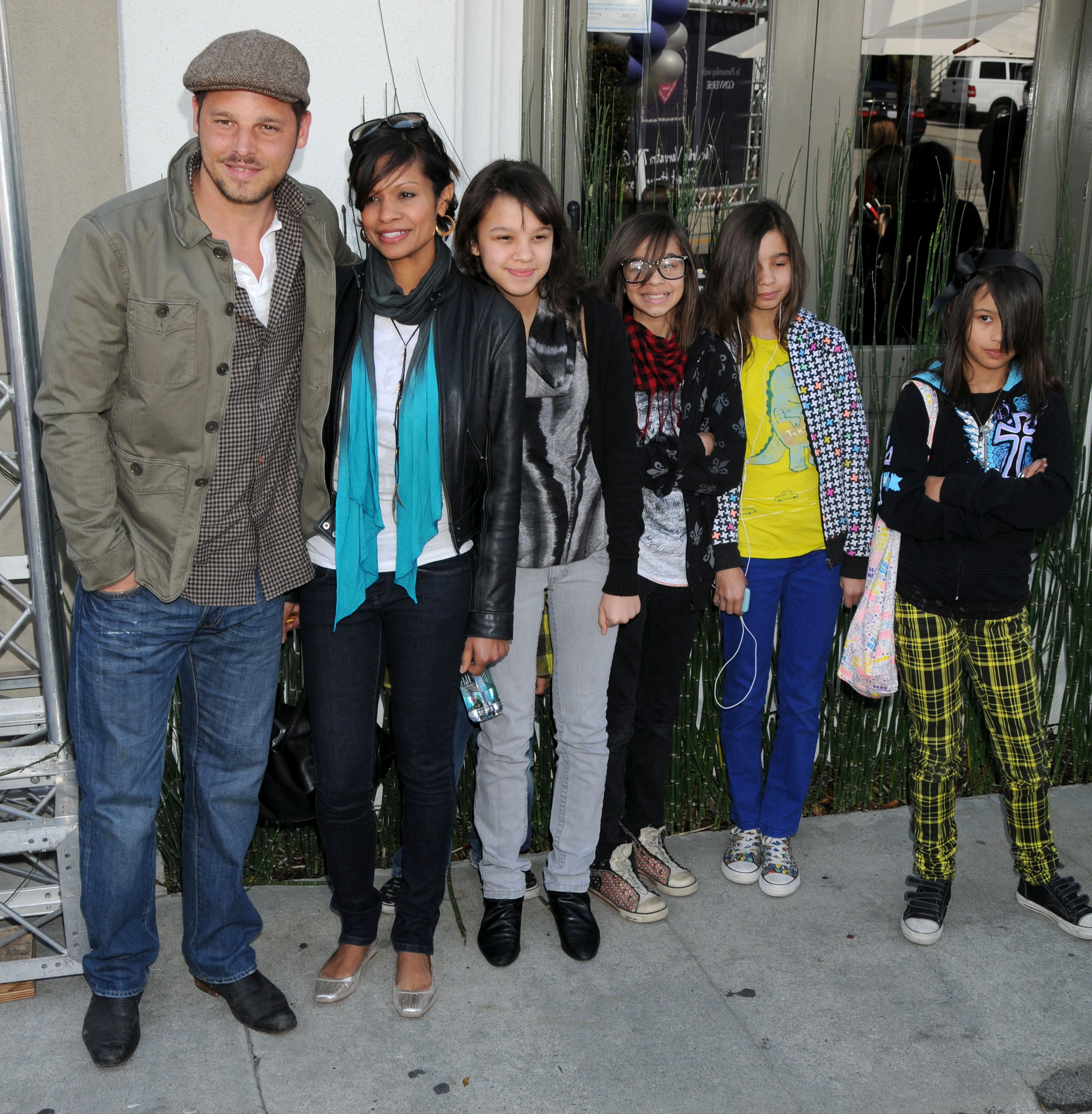  Justin Chambers, wife Keisha Chambers and children; John Varvatos 7th Annual Stuart House Benefit; Held at the John Varvatos Boutique on March 8, 2009 | Source: Getty Images