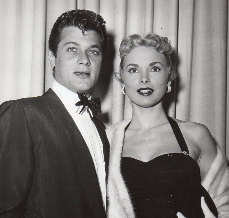 Tony Curtis et Janet Leigh à la 25e cérémonie annuelle des Oscars le 19 mars 1953 | Source : Domaine public, Wikimedia Commons