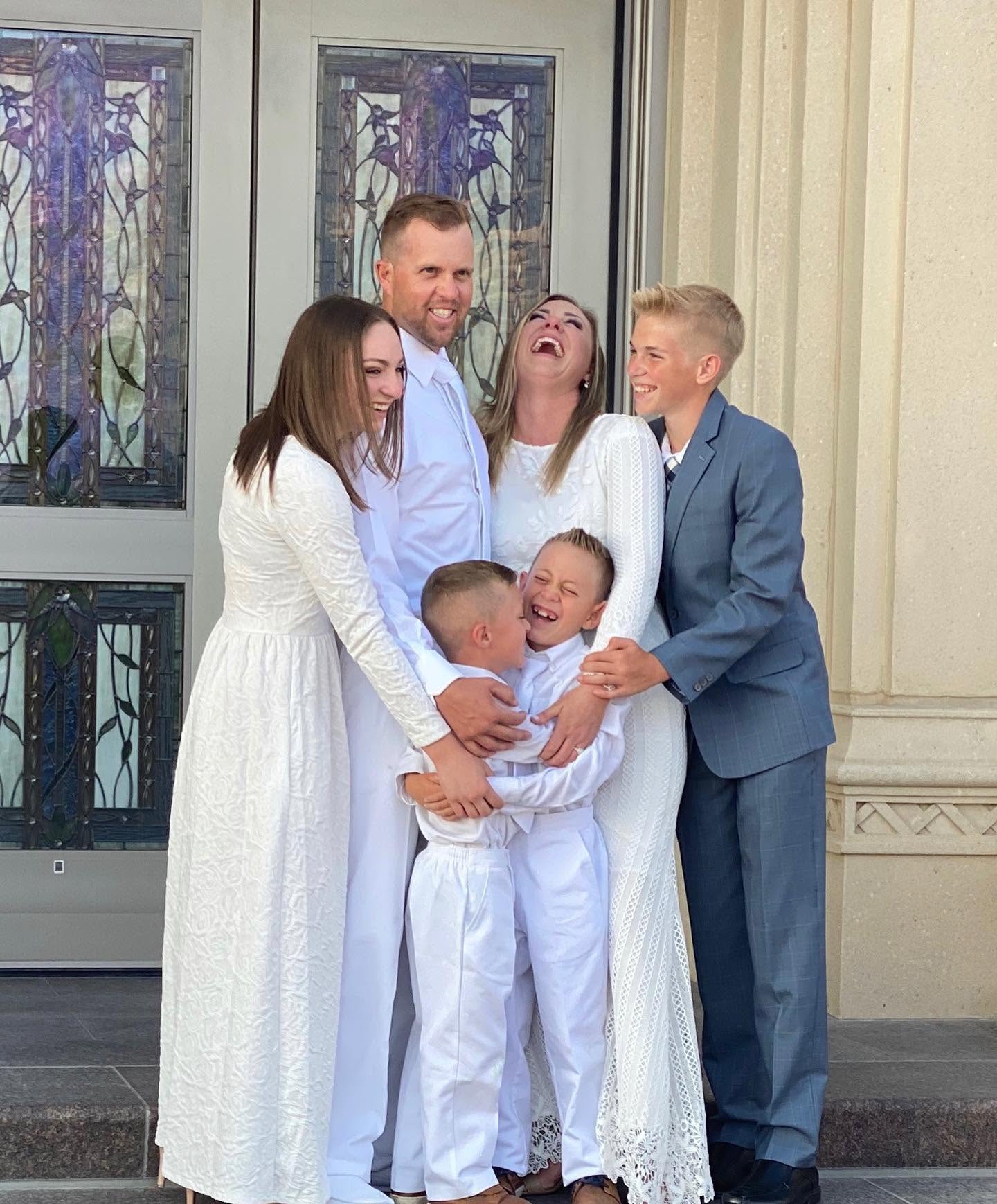 Surrounded by laughter and tight hugs, this vibrant photo captures the warmth and close-knit love that defined the Long family in happier times. | Source: Facebook/katrina.g.long