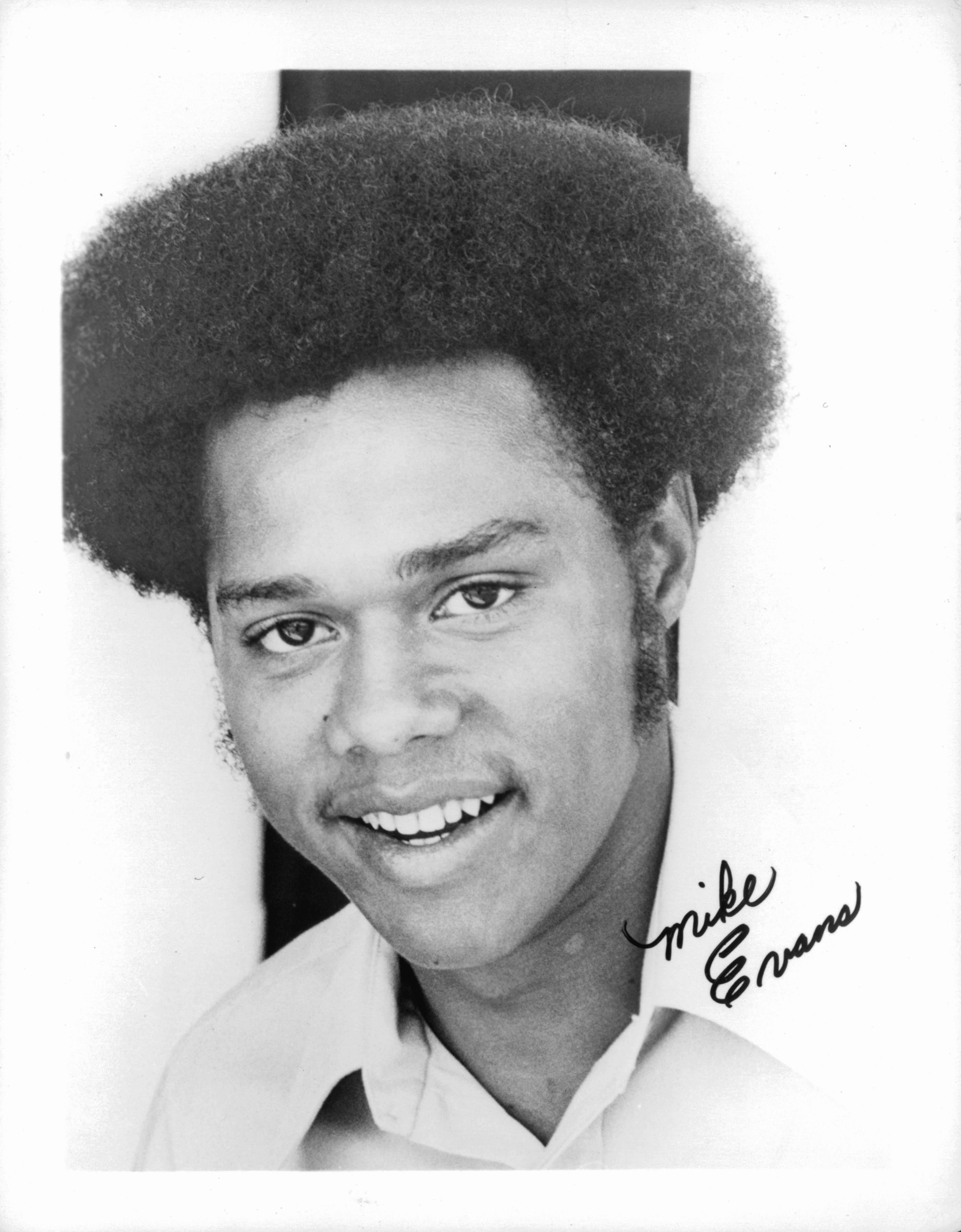 A black-and-white signed image of Mike Evans, circa 1973 | Photo: Getty Images