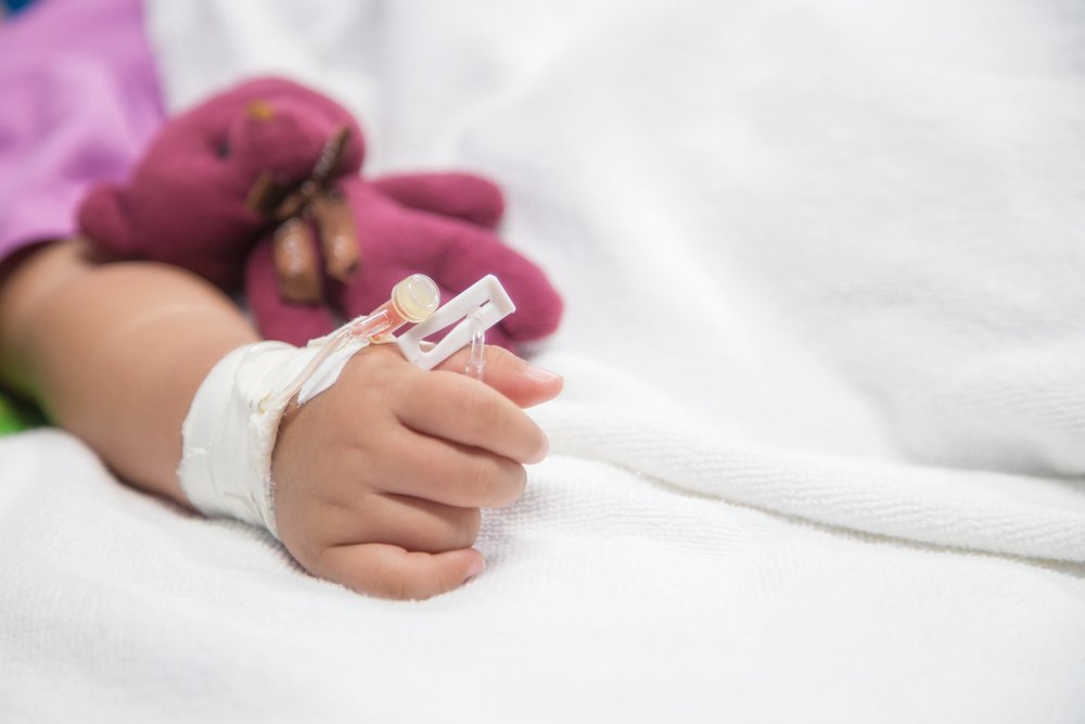 La mano de una bebé en una cama de hospital. | Foto: shutterstock.