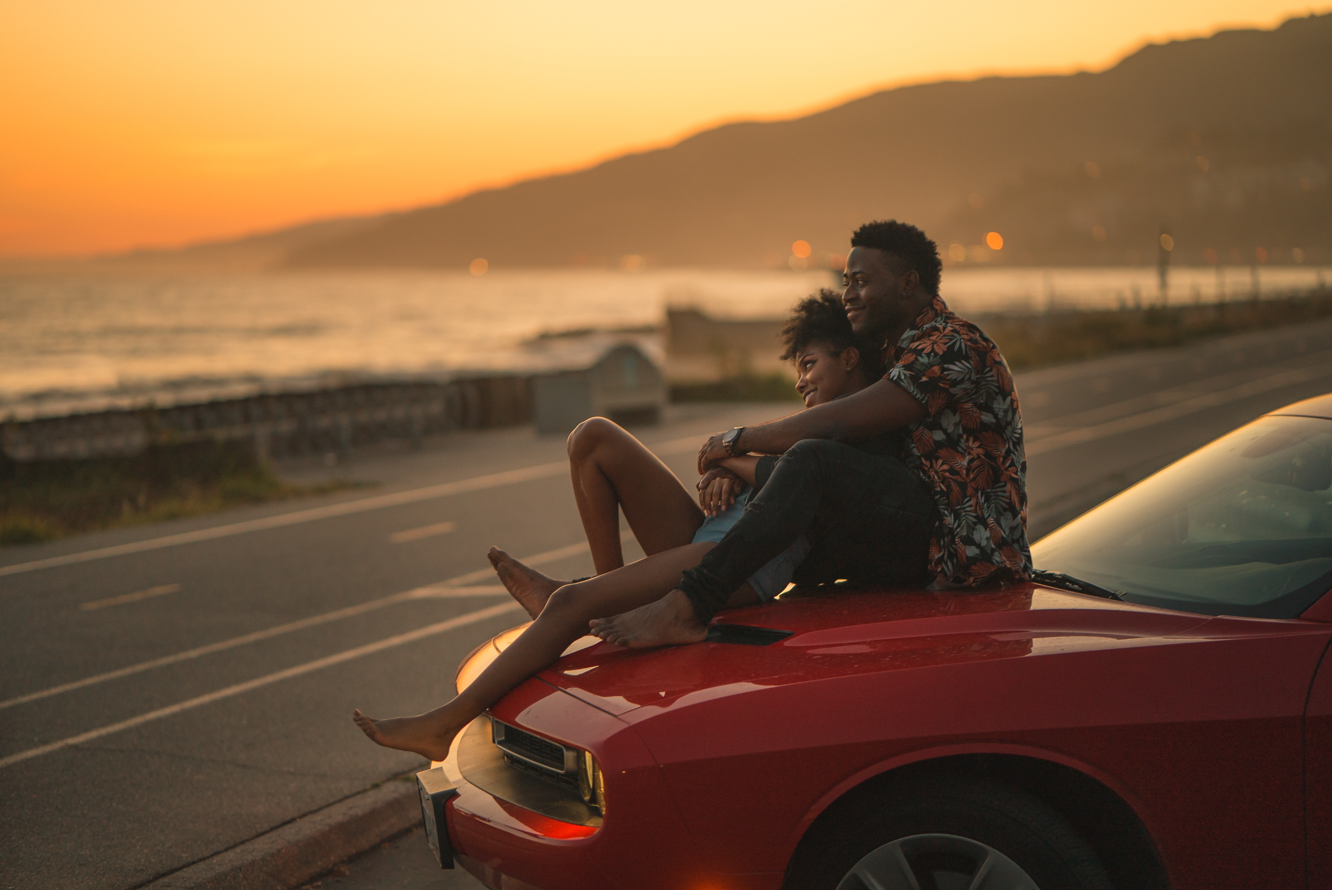 A couple sitting on a car together. | Source: Unsplash