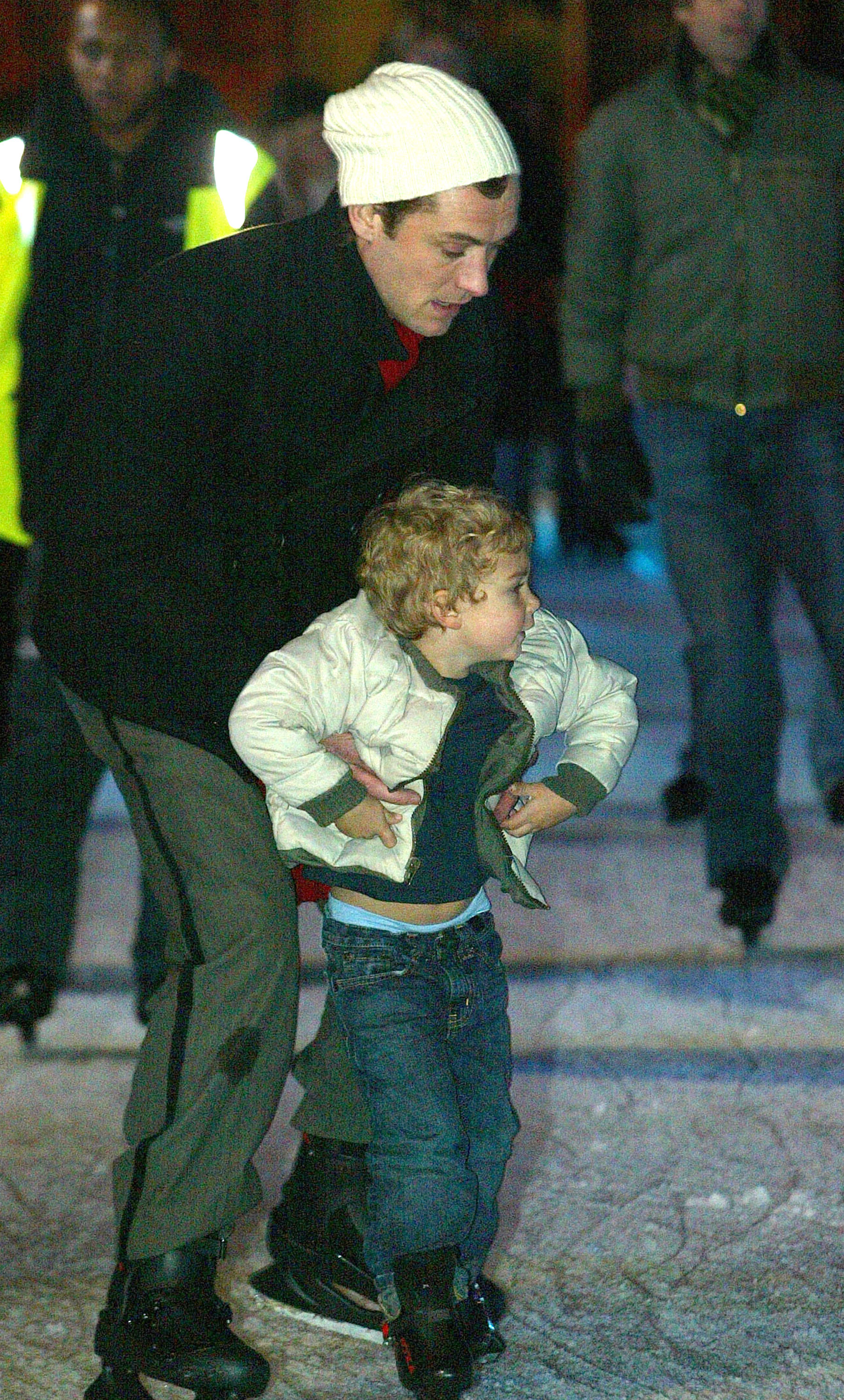 Jude Lawwith his family at an Ice Rink in London in 2006 | Source: Getty Images