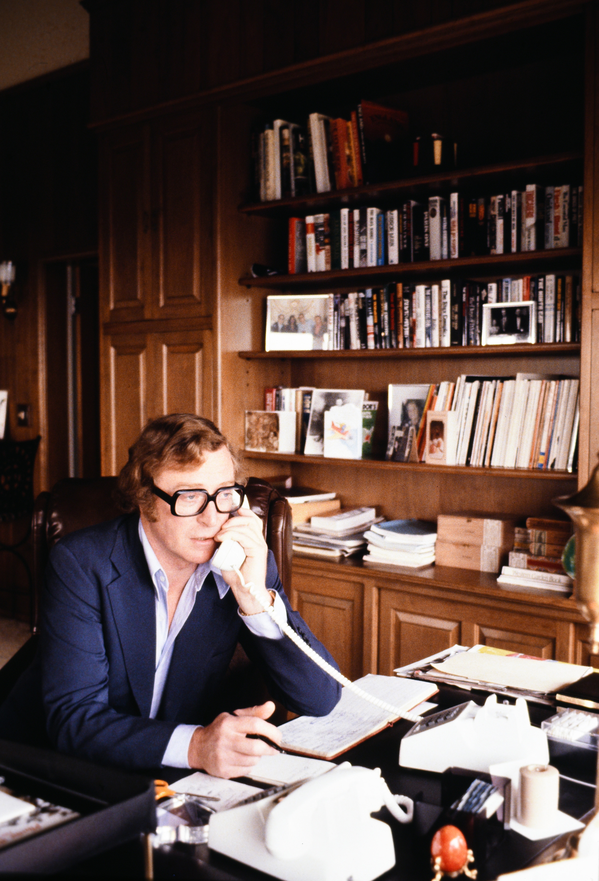 Michael Caine at his home on May 24, 1984 in Beverly Hills, California | Source: Getty Images