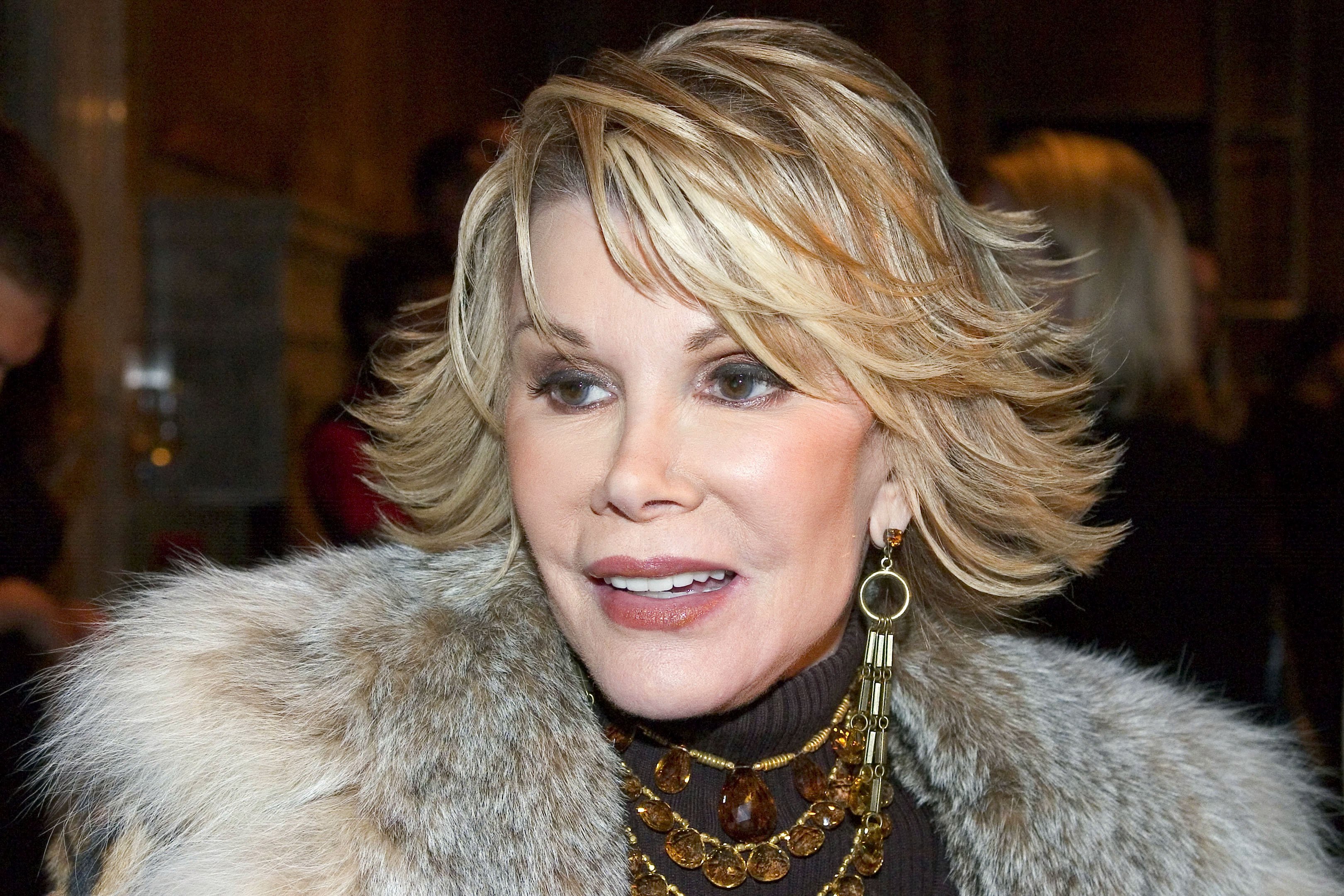 Joan Rivers arrives for the Banana Republic 2005 Spring Collection in New York City on October 25, 2004 | Photo: Getty Images