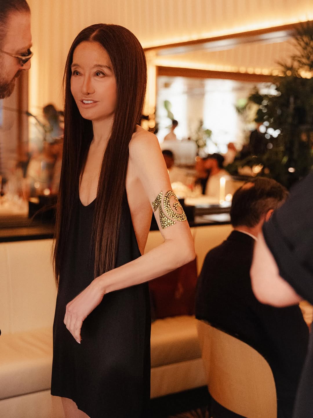 Vera Wang talking to her friend, Guram Gvasalia, at the Le Relais Plaza restaurant in Paris, France, from her post dated June 28, 2025 | Source: Instagram/verawang