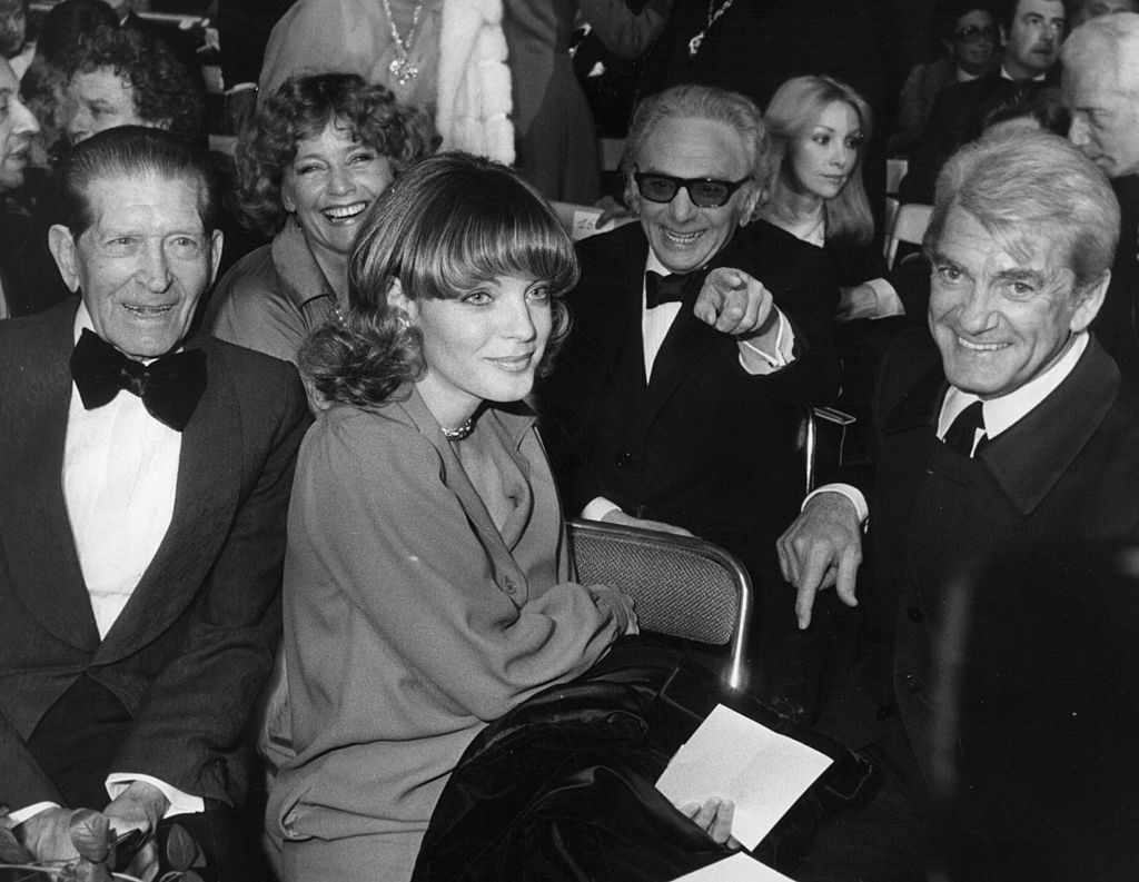 Albert Prejean, Romy Schneider et Jean Marais le 24 mai 1975 lors d'un gala parisien. l Source : Getty Images