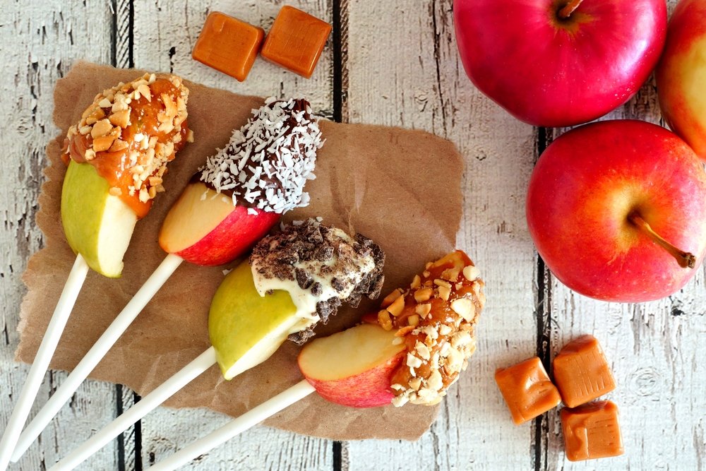 Candy apples slices dipped with chocolate and caramel. | Photo: Shutterstock