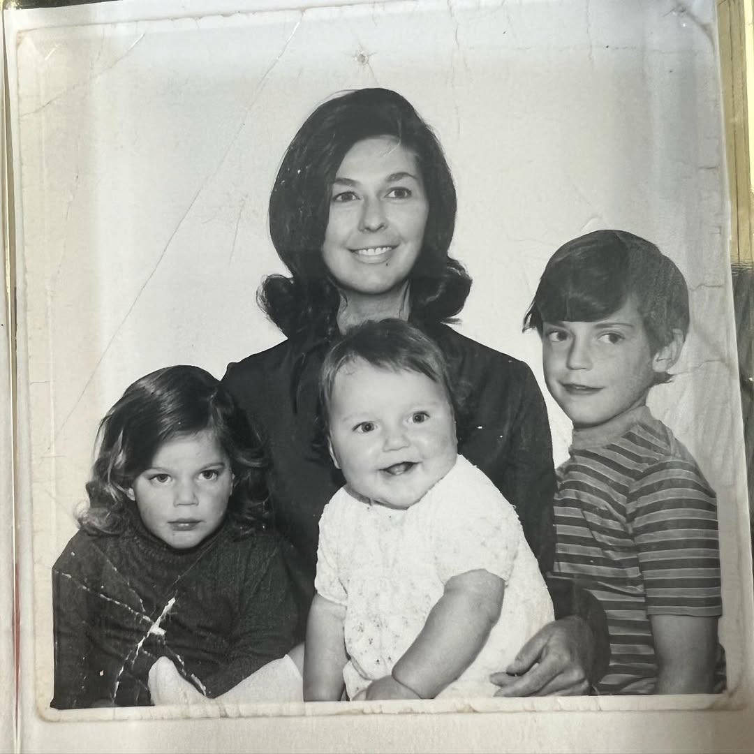 In a black-and-white photo, Nancy Guthrie poses with her children, Savannah, Annie, and Camron, from a post dated May 8, 2022. | Source: Instagram/savannahguthrie