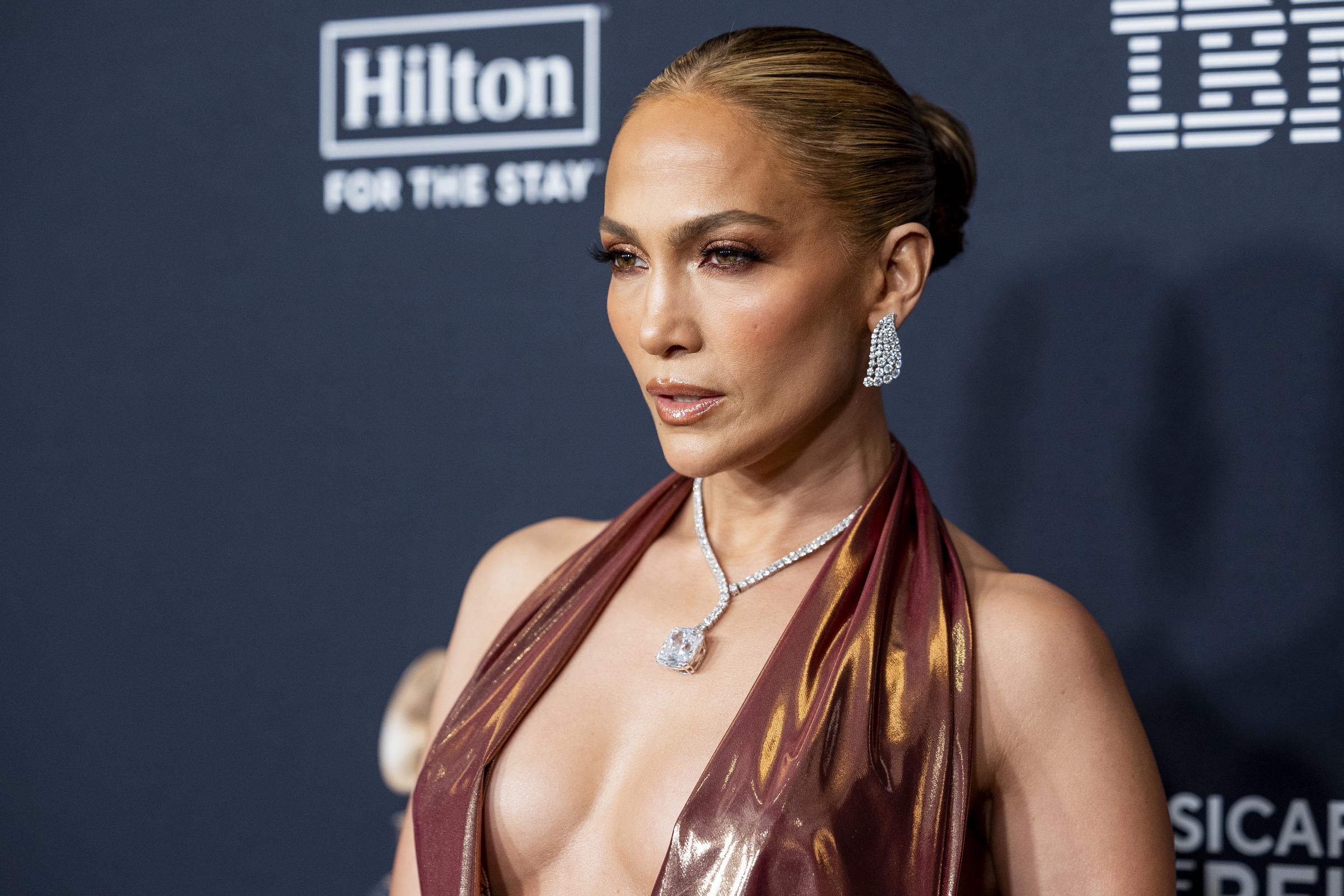 Jennifer Lopez posing on the carpet at the Grammys. | Source: Getty Images