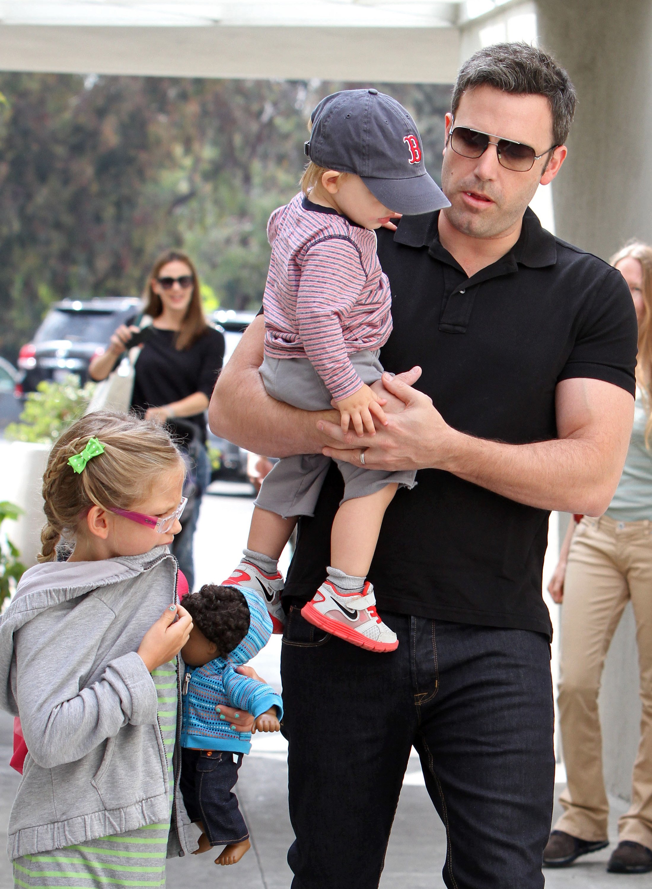 Ben Affleck y sus hijos Violet y Samuel fueron vistos el 11 de agosto de 2013 en Los Ángeles, California | Foto: Getty Images