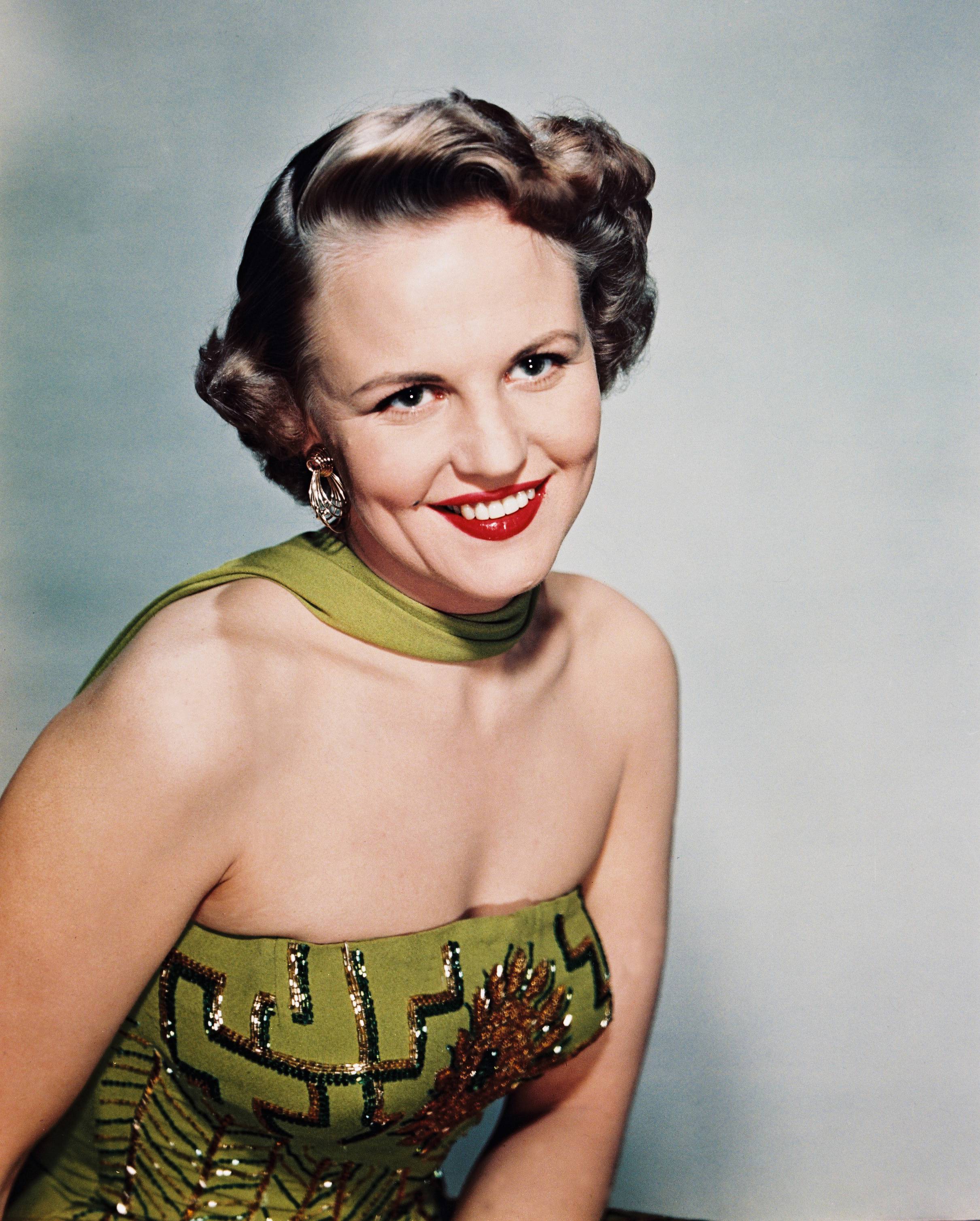 Peggy Lee (1920-2002), in a green strapless dress and a green scarf, circa 1965 | Photo: Getty Images