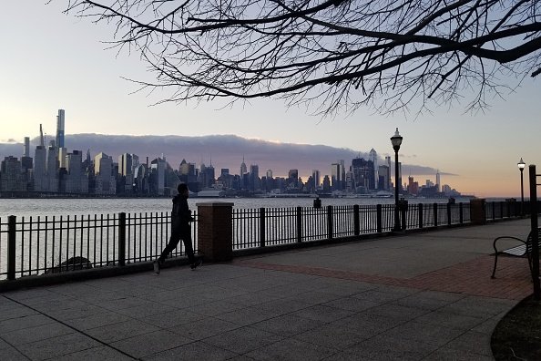 Une personne fait son jogging au bord du fleuve Hudson. |Photo : Getty Images