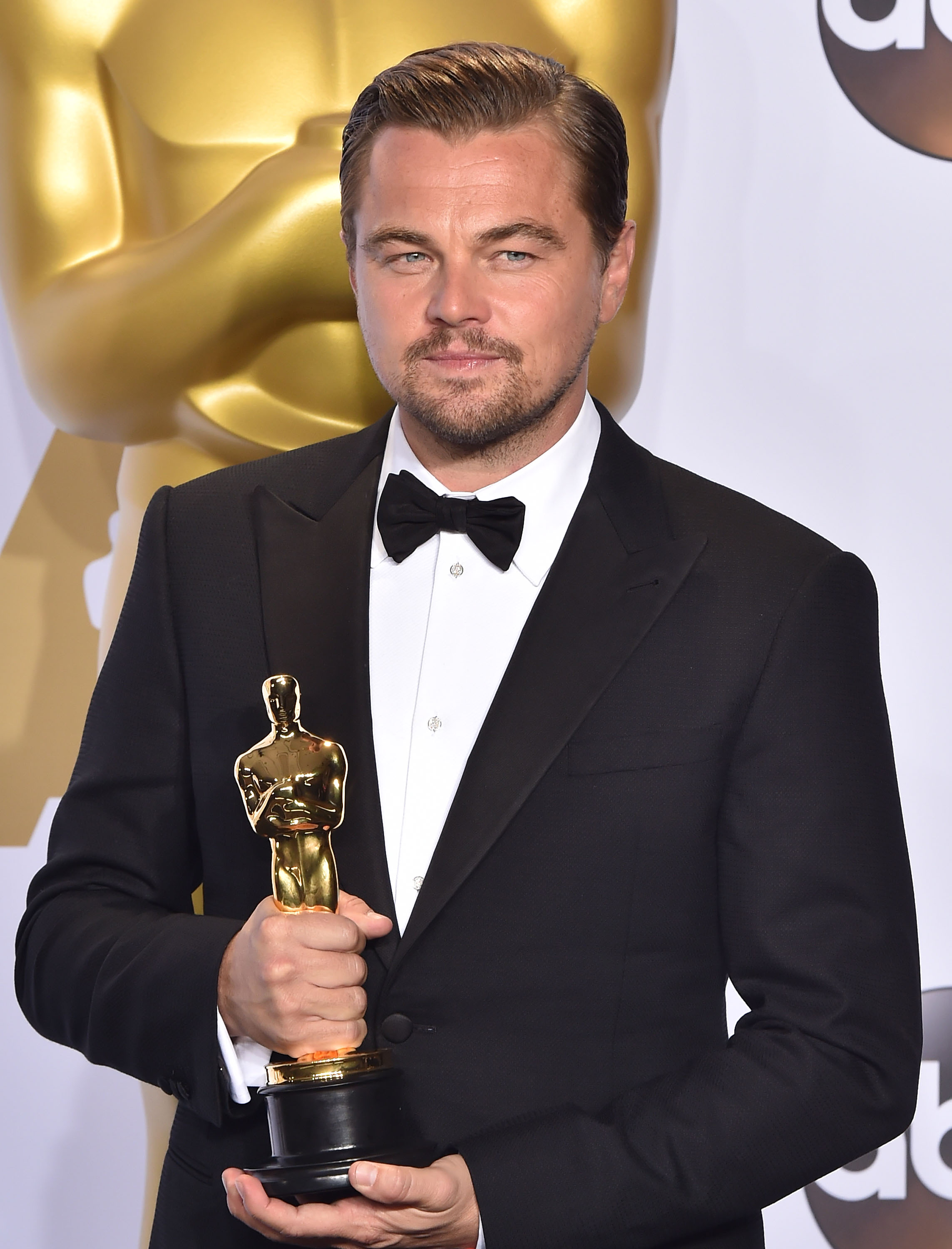 Leonardo DiCaprio poses with his golden statuette during the 88th Annual Academy Awards on February 28, 2016 | Source: Getty Images