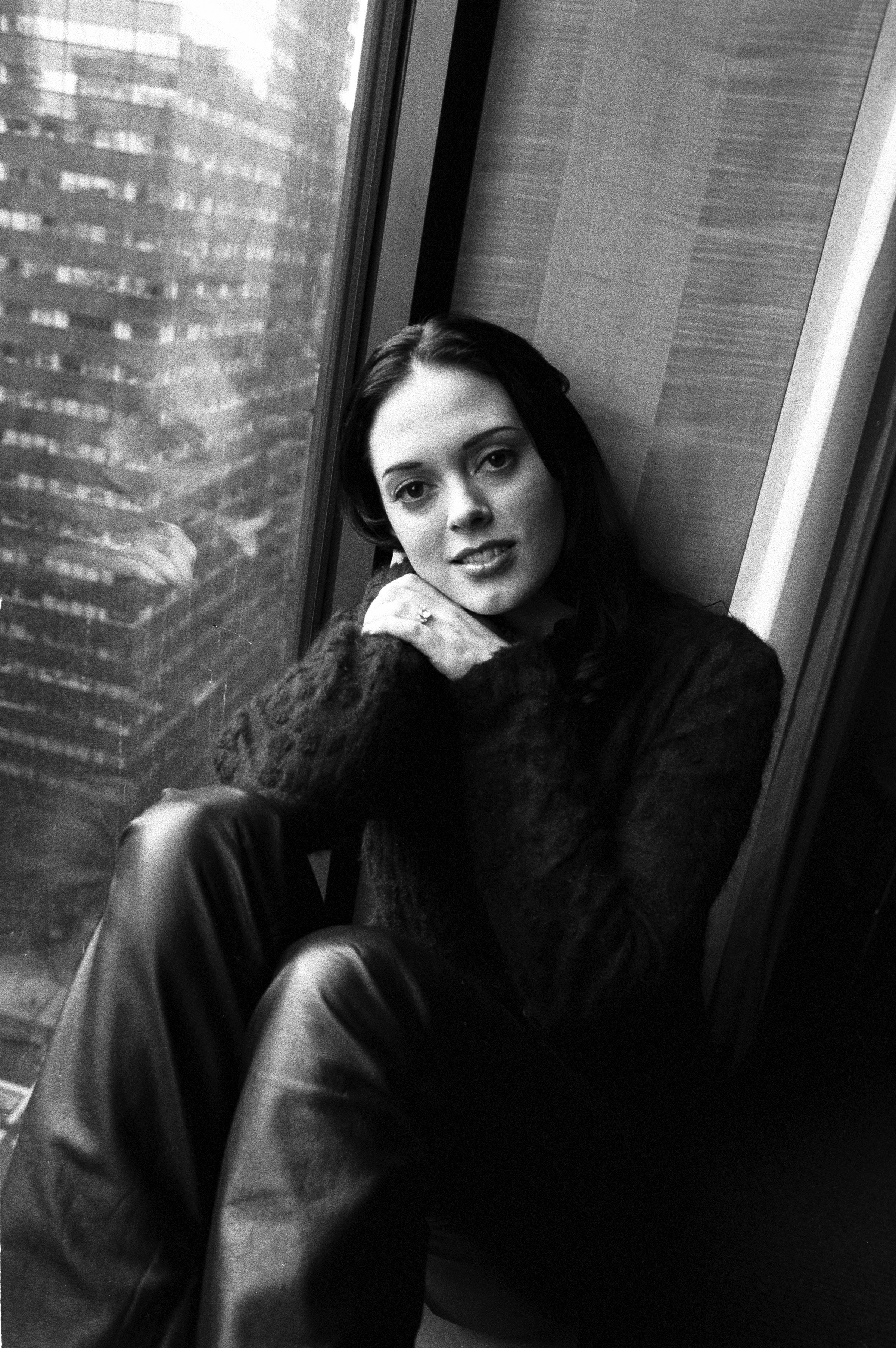 Rose McGowan poses for a portrait in New York City in February 1999. | Source: Getty Images
