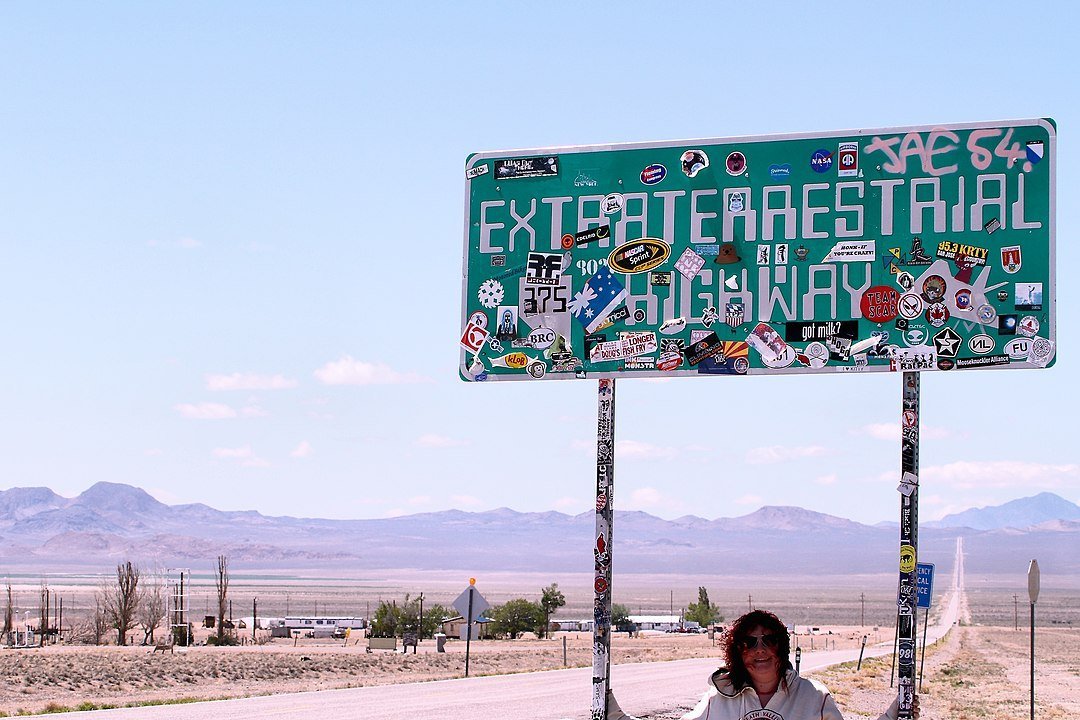 A woman at the gateway to Area 51 | Photo: Flickr/Aurwolfhound