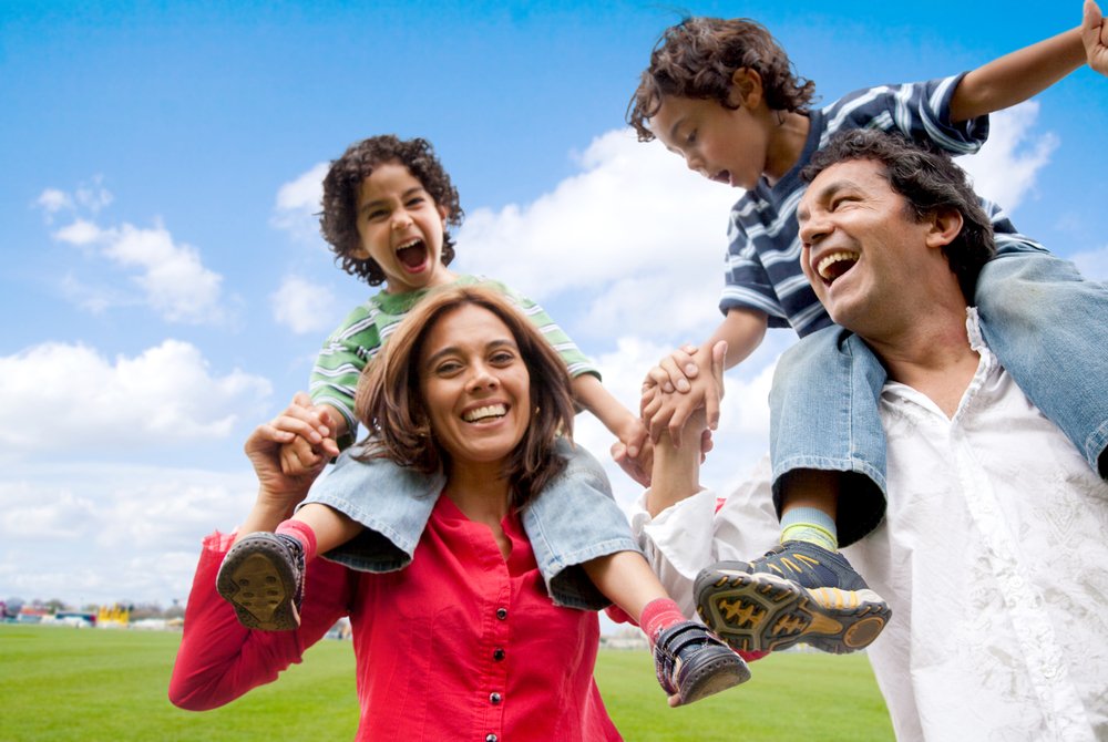 Padres e hijos felices. | Foto: Shutterstock