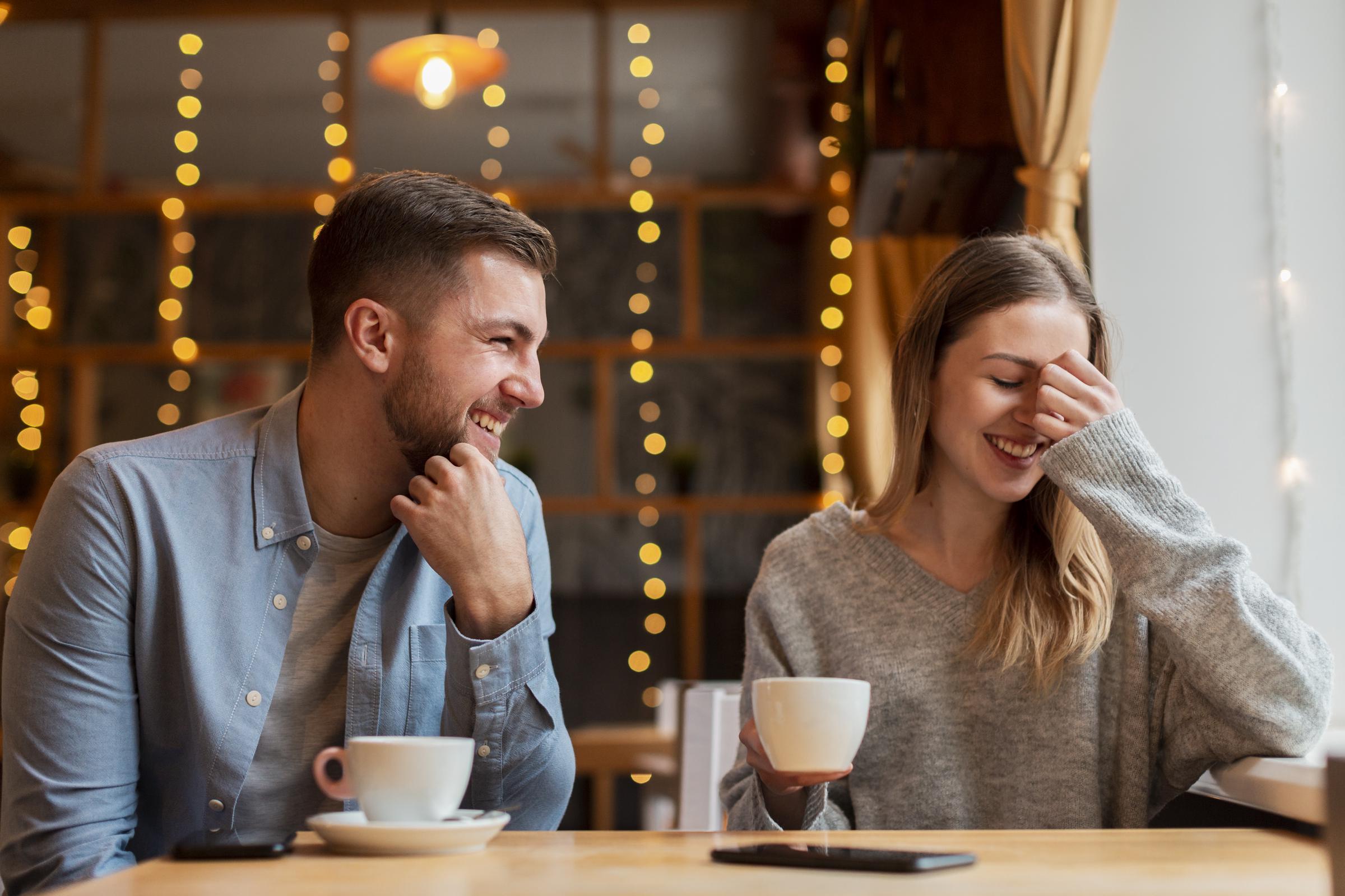 A couple having a good time over coffee | Source: Freepik