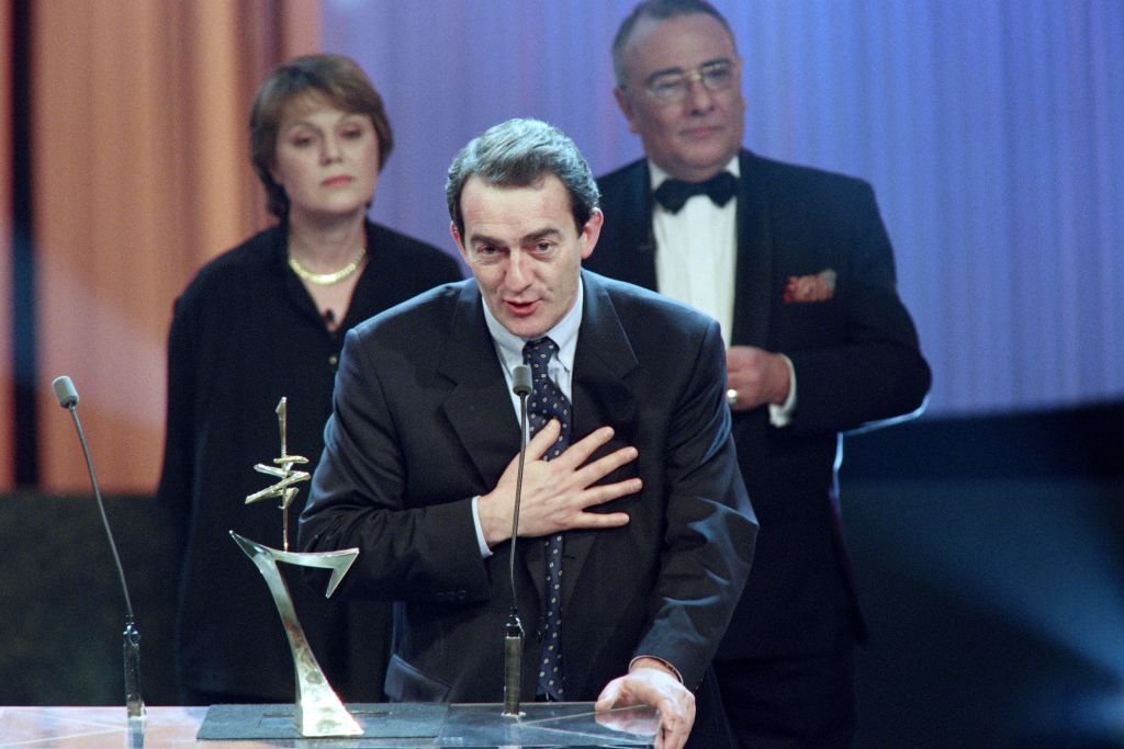Le journaliste français Jean-pierre Pernaut (C) s'exprime après avoir reçu le prix 7 d'Or de la télévision des journalistes français Yves Mourousi et Marie-Laure Augry au Palais des Sports de Paris le 27 janvier 1997. | Photo : Getty Images