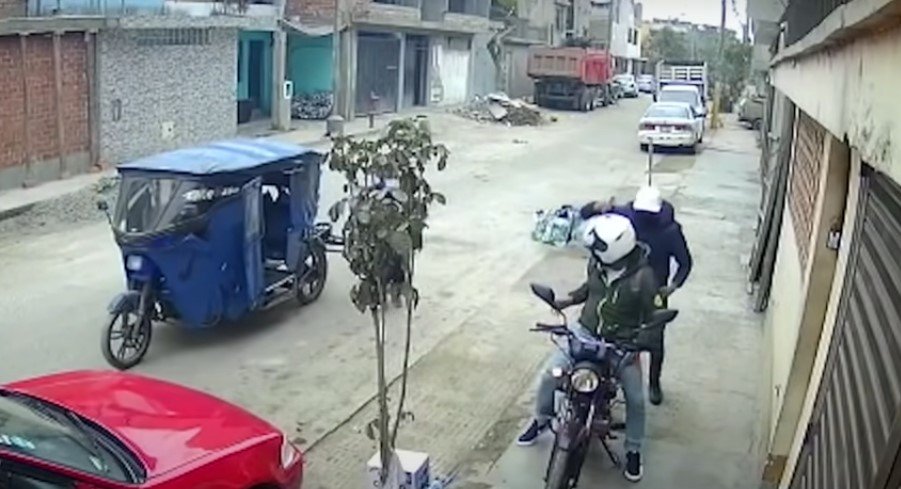Criminales atracando a motorizado. | Foto: Youtube/Latina.pe