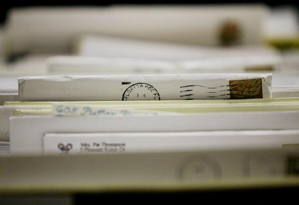 Des morceaux de courrier attendent d'être triés au centre postal. |Photo : Getty Images