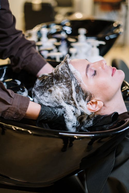 A woman's hair is being washed with shampoo. | Photo: Pexel