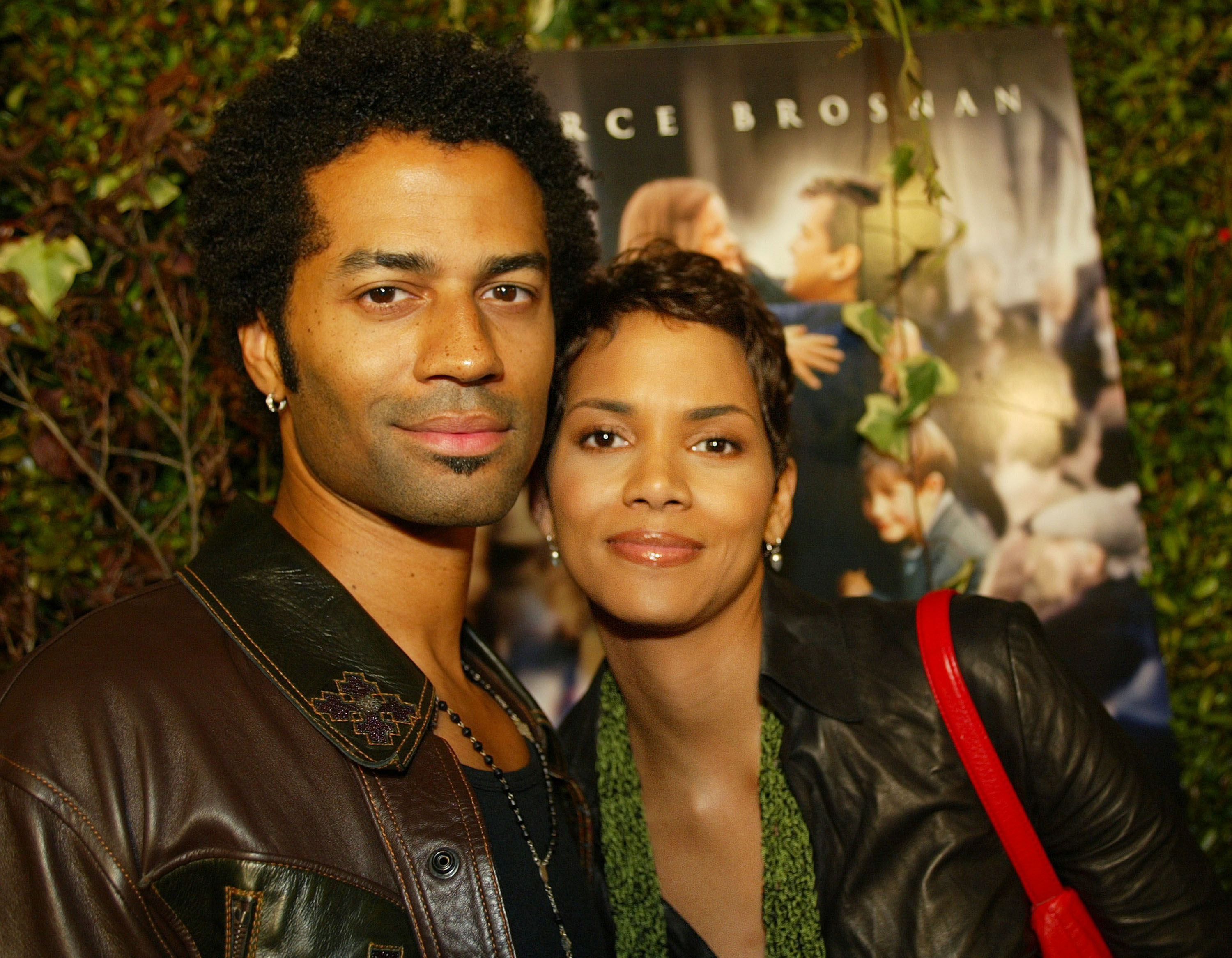 Eric Benet and Halle Berry attend the premiere of "Evelyn" in Beverly Hills, California, on December 3, 2002 | Source: Getty Images