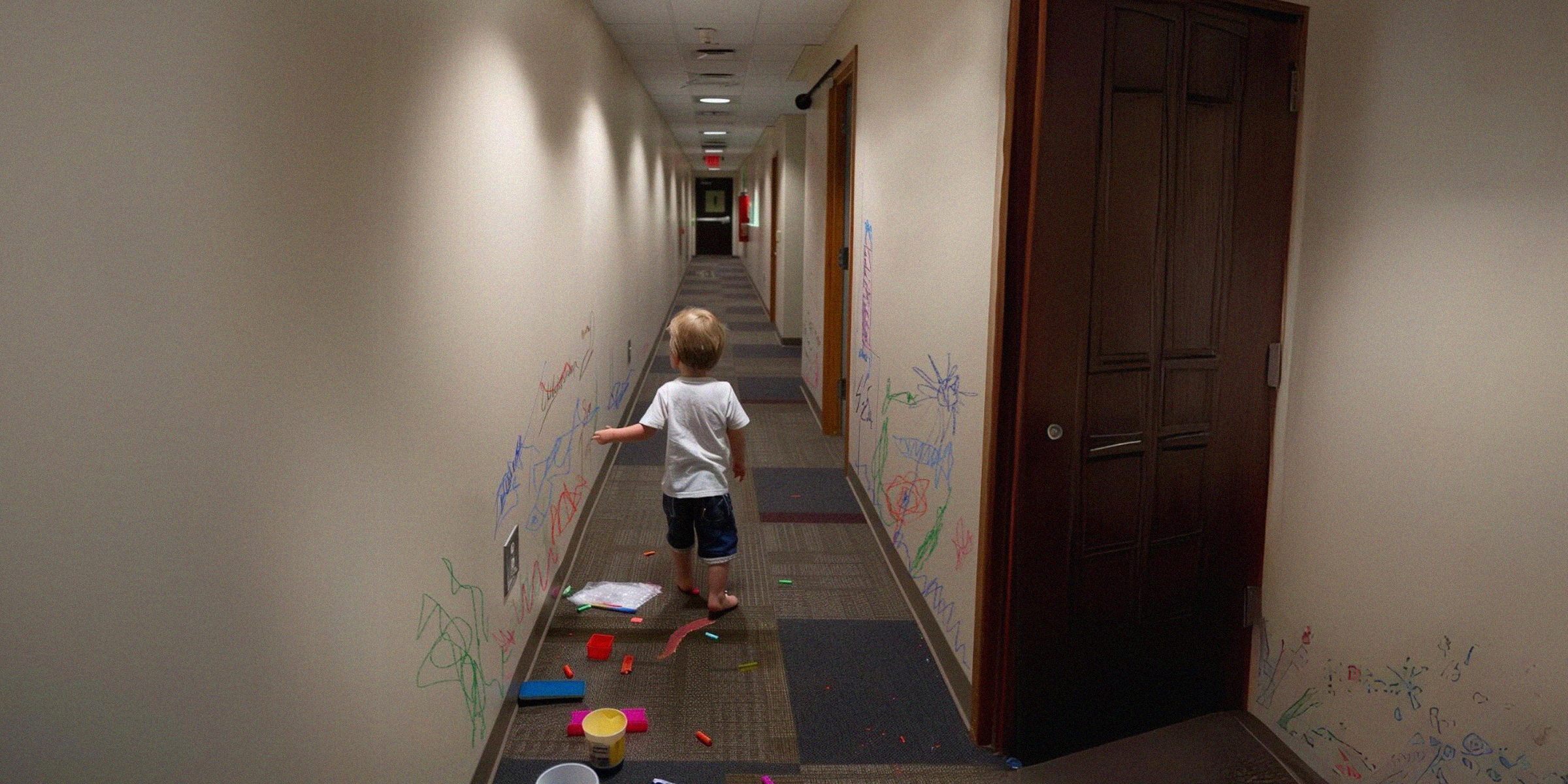 A little boy drawing on hallway walls | Source: AmoMama