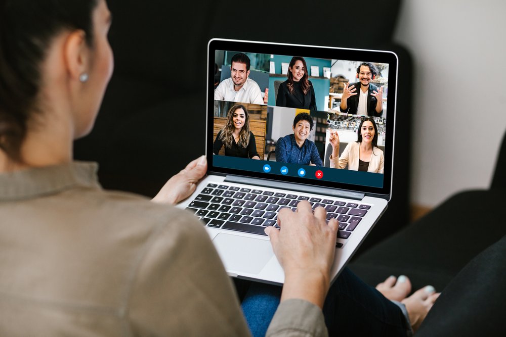 Mujer teniendo una reunión de trabajo por videollamada. | Foto: Shutterstock