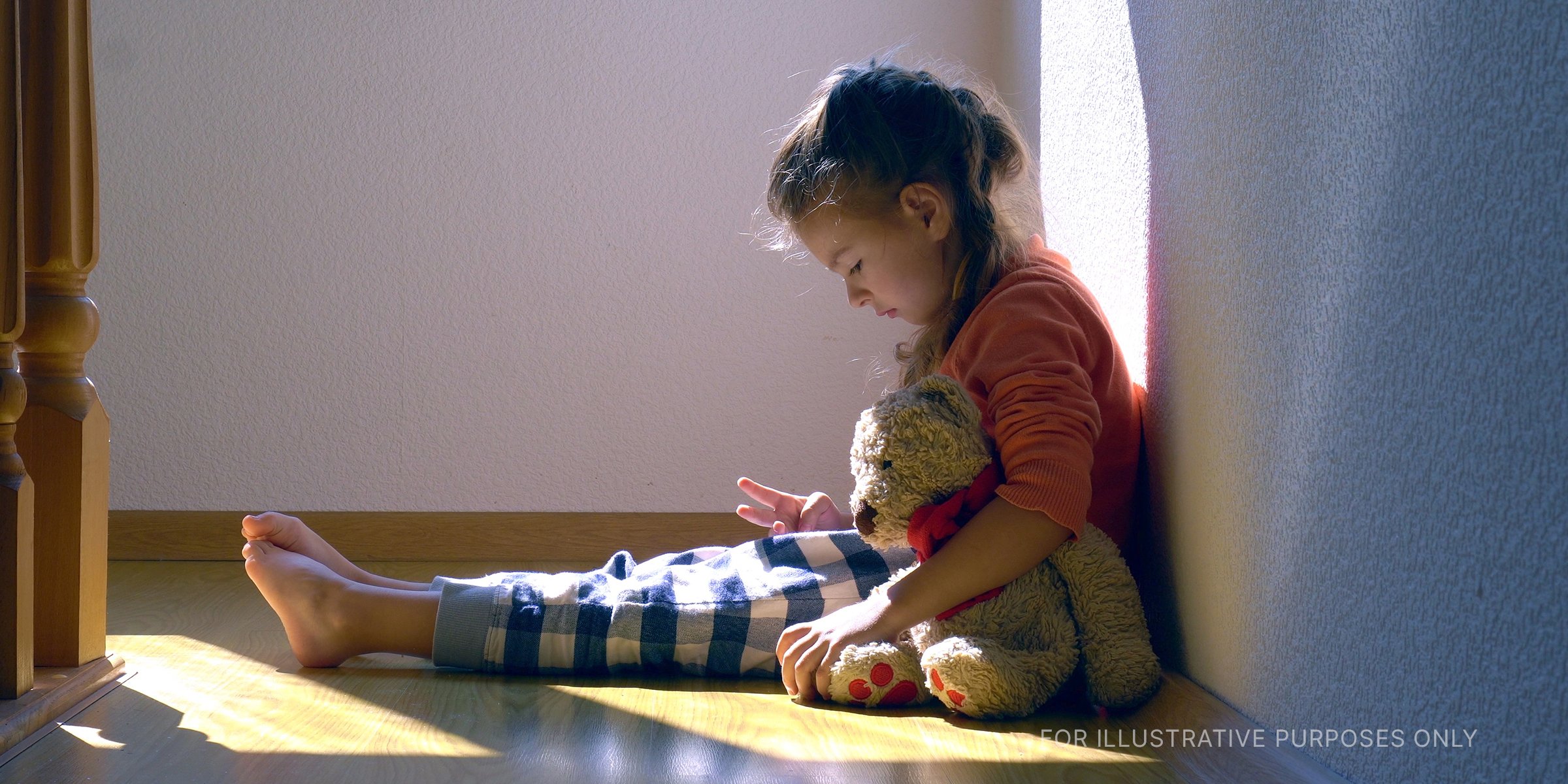 Sad little girl on the floor. | Source: Shutterstock