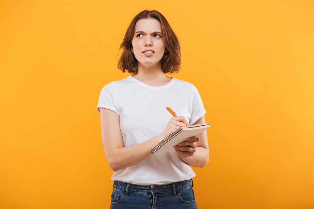 Mujer confundida sacando cuentas. Fuente: Shutterstock