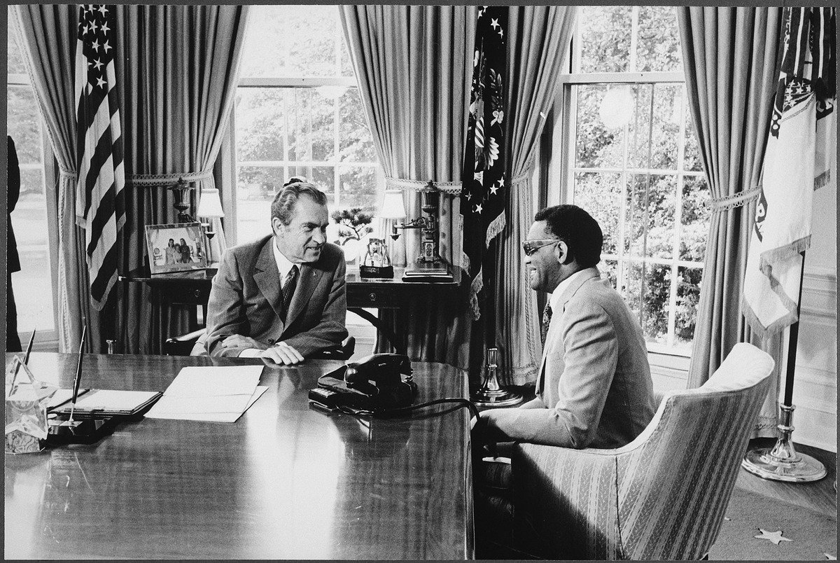 Charles meeting with President Richard Nixon, 1972. | Photo: Wikimedia Commons Images