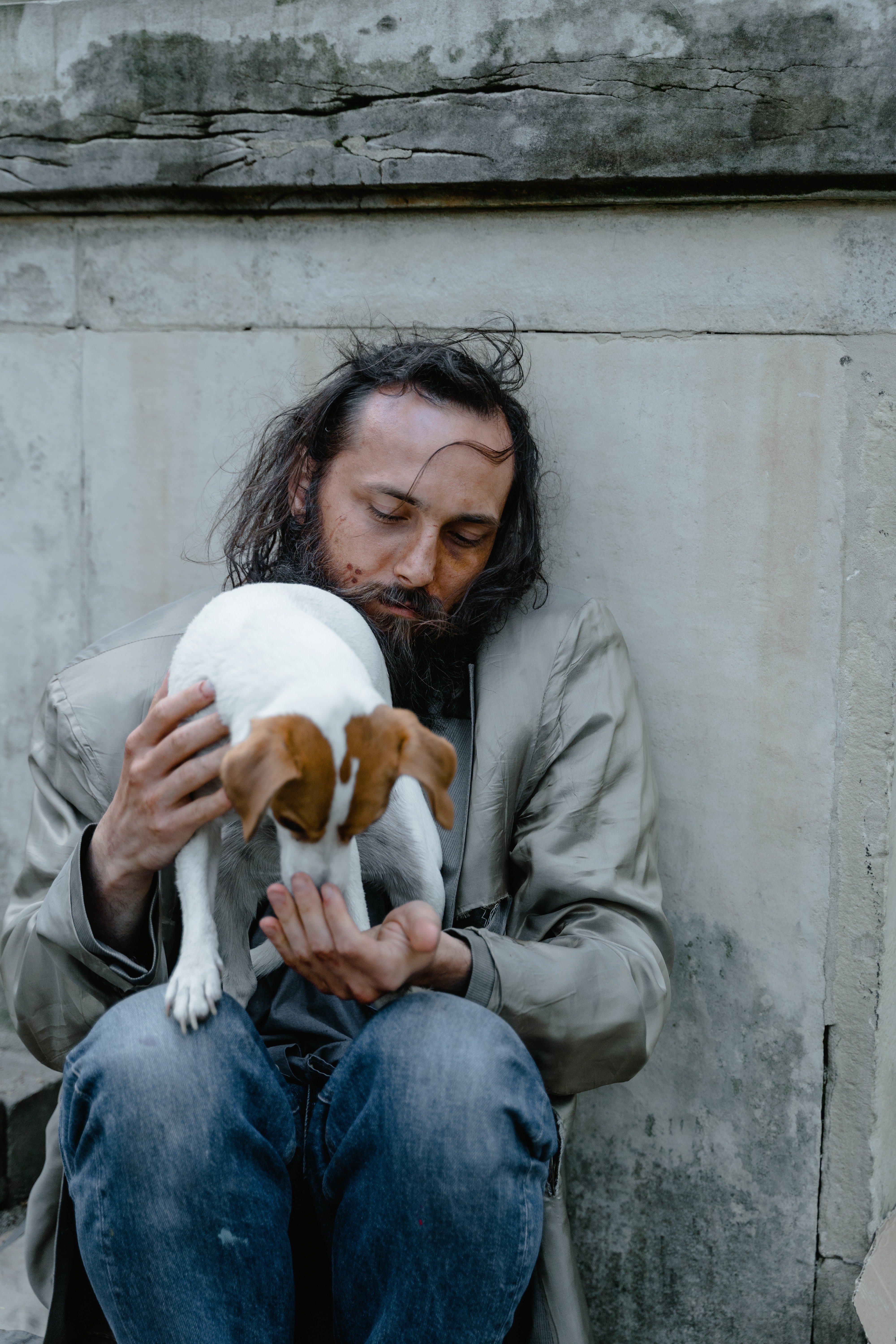 The homeless man split the snack into two and handed one half to the dog | Source: Pexels