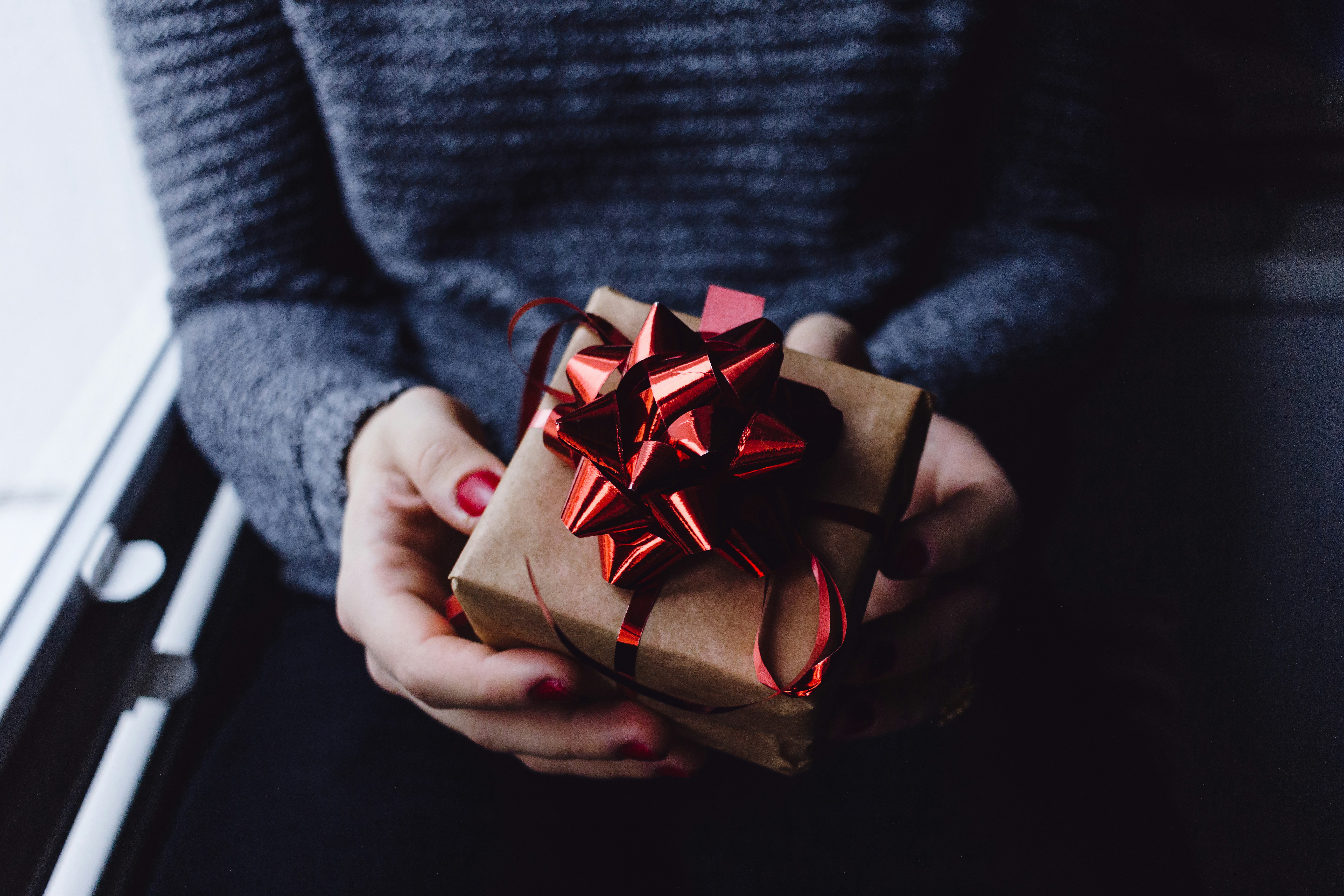 A person holding a gift in their hands | Source: Unsplash