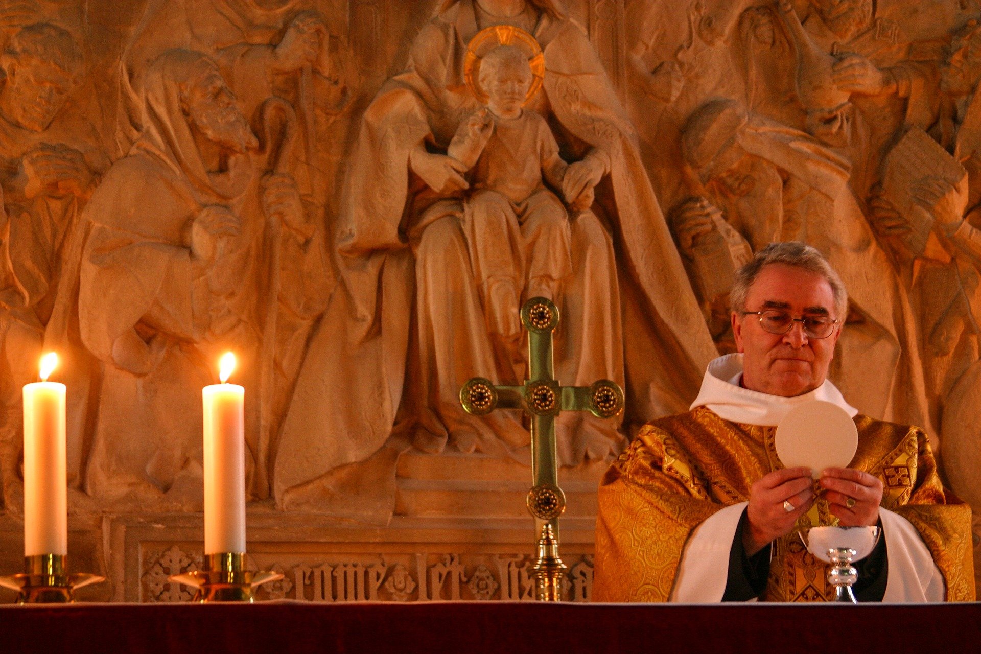 Sacerdote prepara la hostia. Fuente: Pixabay