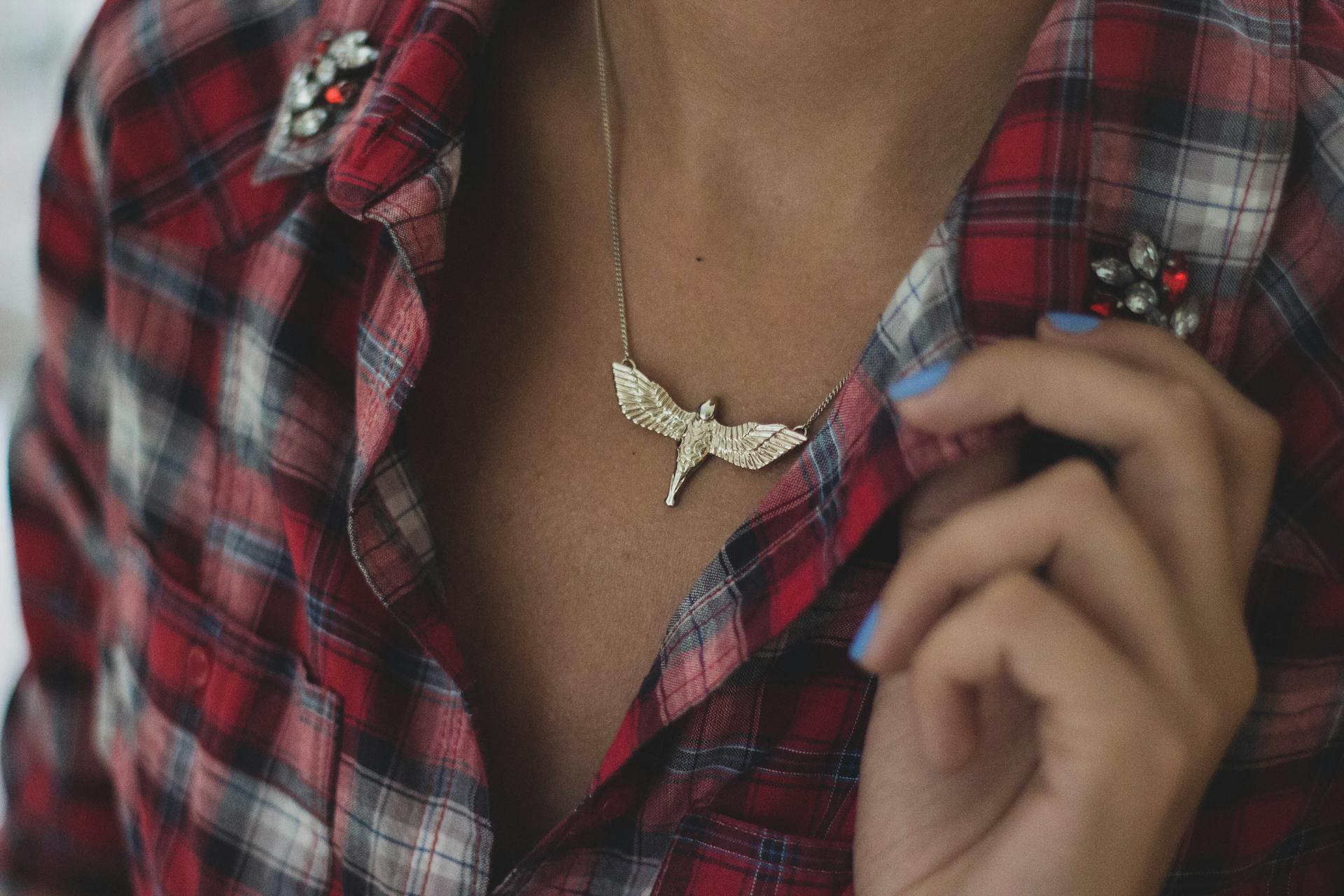 A necklace with a bird pendant | Source: Pexels