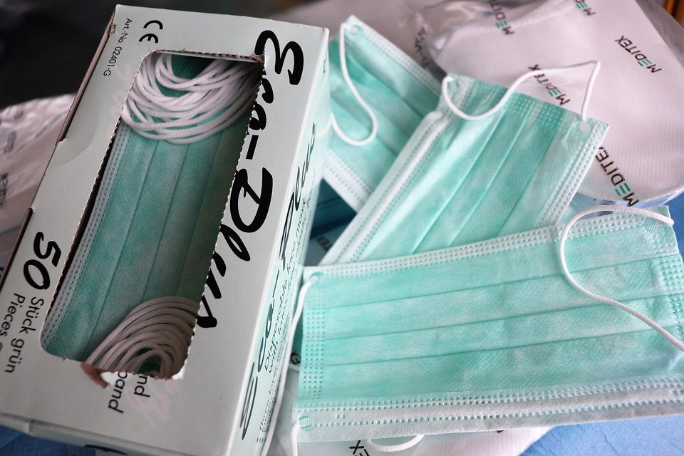 Caja de mascarillas médicas protectoras con varias de ellas fuera del empaque. | Foto: Pixabay Caja de mascarillas médicas protectoras con varias de ellas fuera del empaque. | Foto: Pixabay