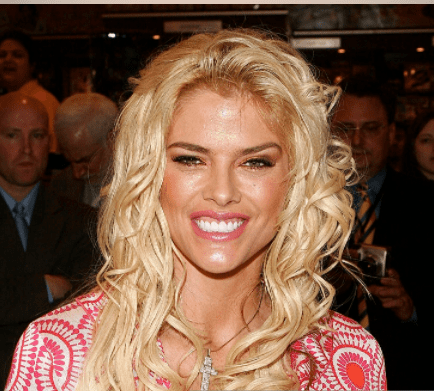 Model Anna Nicole Smith signs autographs at Grand Central Station to kick off the new National Enquirer magazine on April 7, 2005 | Photo: Getty Images