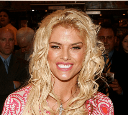Model Anna Nicole Smith signs autographs at Grand Central Station to kick off the new National Enquirer magazine on April 7, 2005 in New York City | Photo: Getty Images