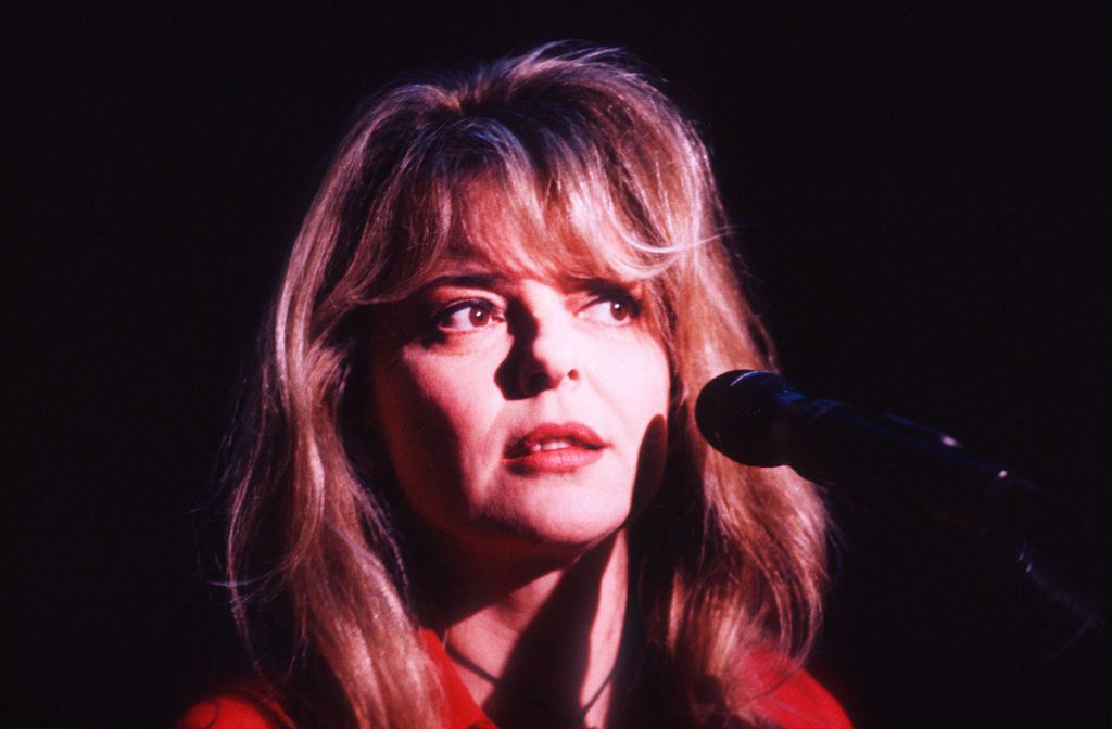 La chanteuse française France Gall se produit sur la scène du Vorst Nationaal, Bruxelles, Belgique, 11 novembre 1993. | Photo : Getty Images