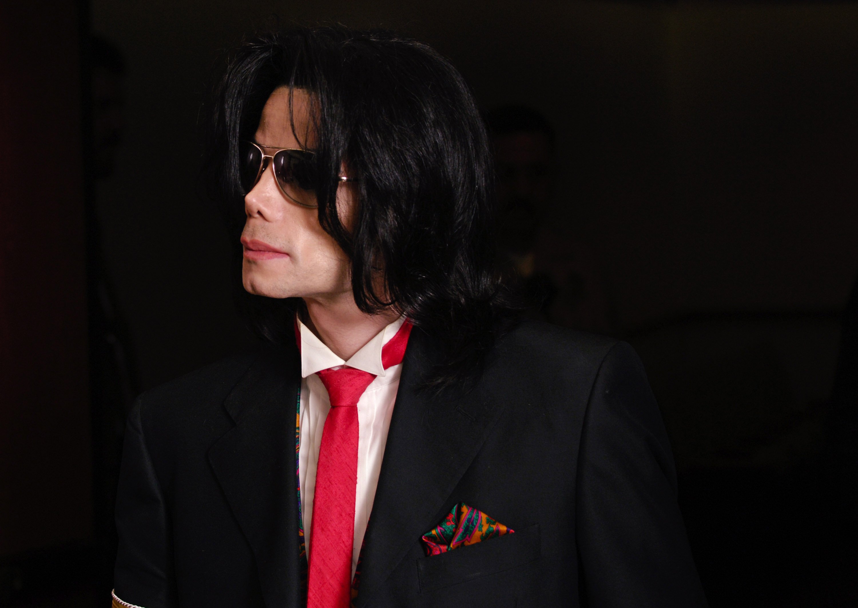 Michael Jackson leaves the courtroom following proceedings in his child molestation trial, 2005. | Photo: GettyImages