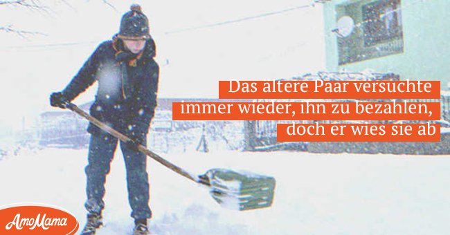 Der Junge half dem gebrechlichen alten Ehepaar jeden Tag, ohne einen Pfennig von ihnen zu nehmen | Quelle: Shutterstock
