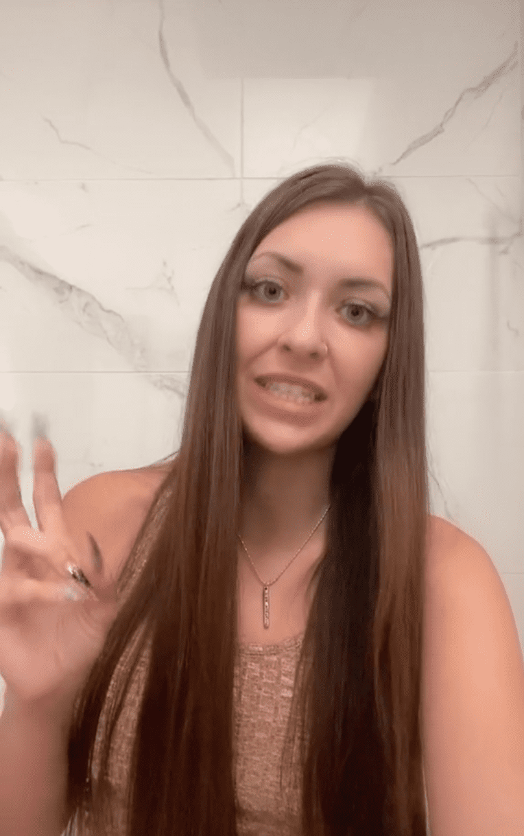 Woman explains how she found out her boyfriend was cheating after he mentioned another woman's name in his sleep | Photo: TikTok/xbaileyhunter